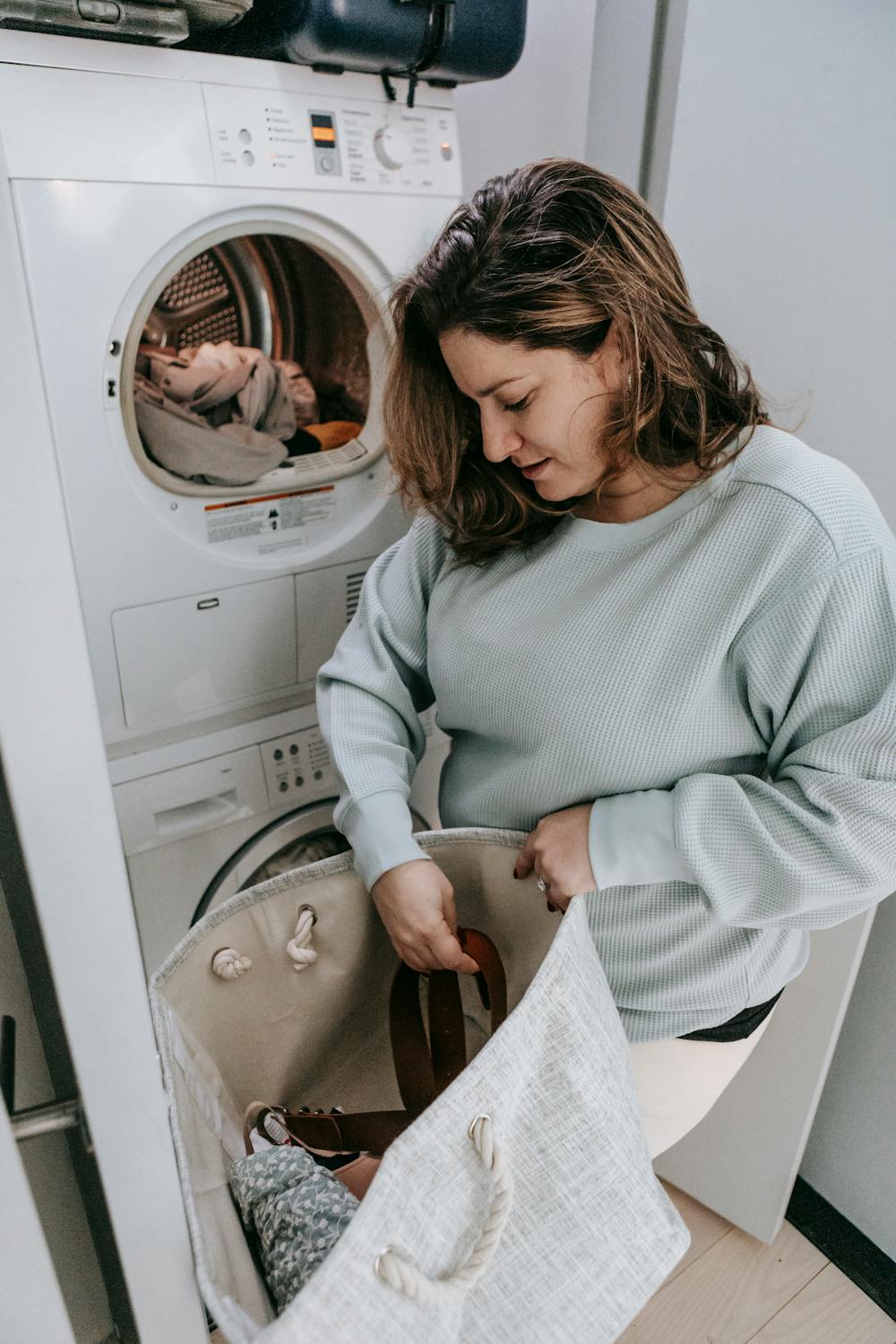 Una mujer haciendo la colada | Fuente: Pexels