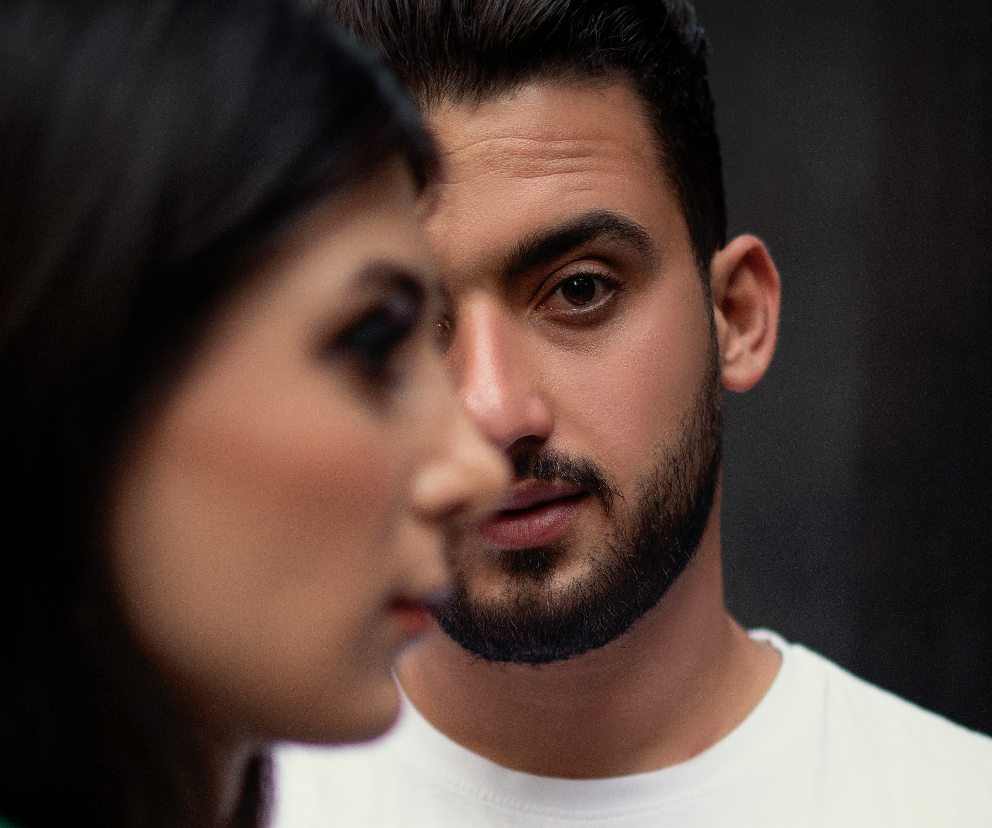 Hombre culpable explicándose | Fuente: Unsplash