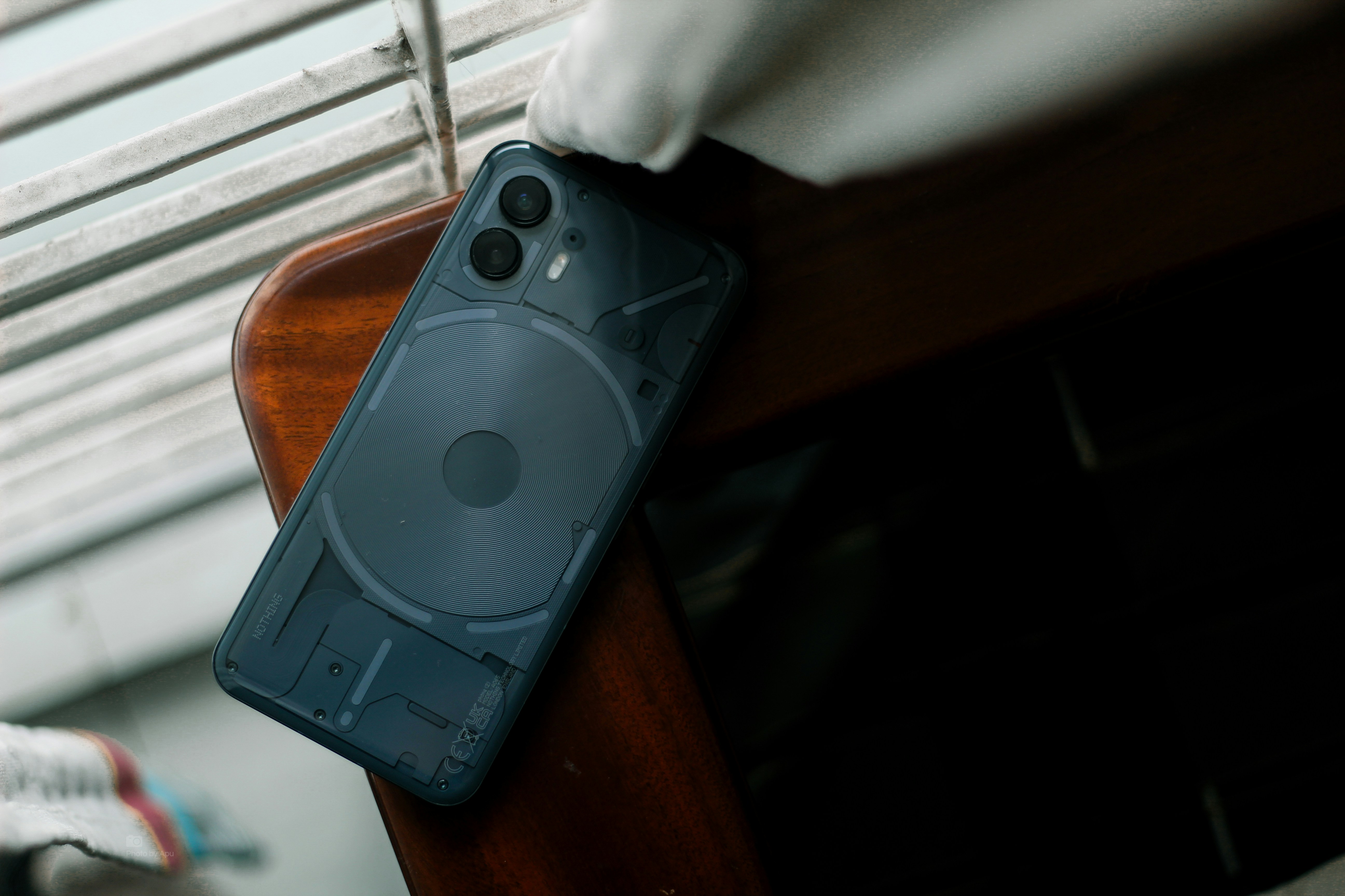 Un telefono seduto a faccia in giù | Fonte: Unsplash