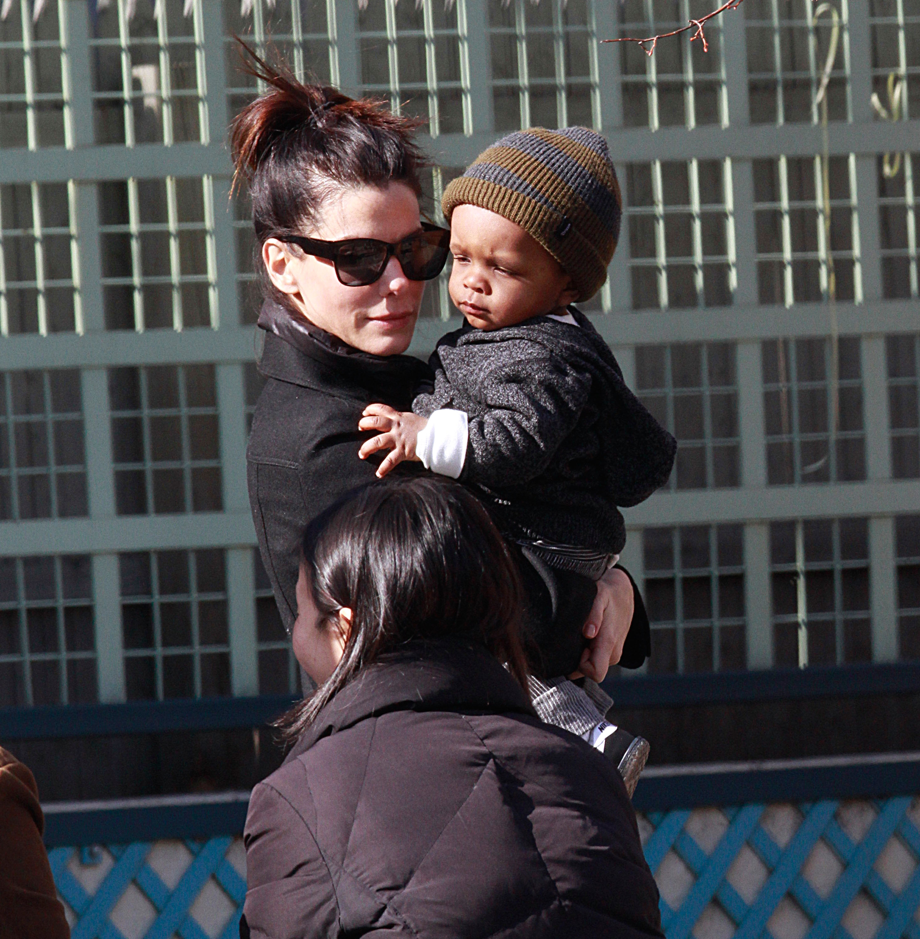 Sandra Bullock y su hijo Louis Bullock son vistos en las calles de Manhattan el 20 de marzo de 2011, en Nueva York | Fuente: Getty Images