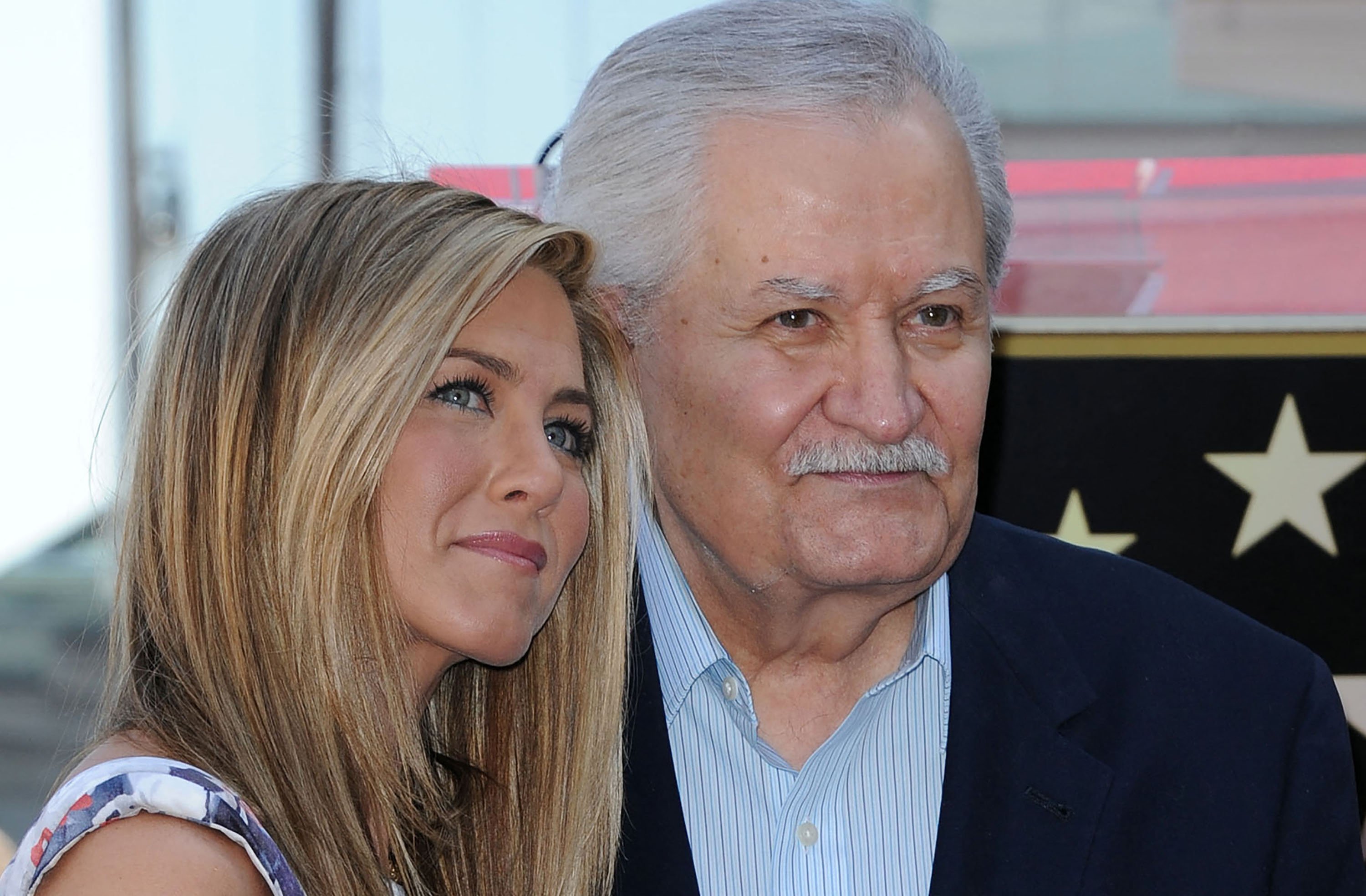 Jennifer y John Aniston durante la ceremonia de su estrella en el Paseo de la Fama de Hollywood en Hollywood, California, el 22 de febrero de 2012 | Fuente: Getty Images