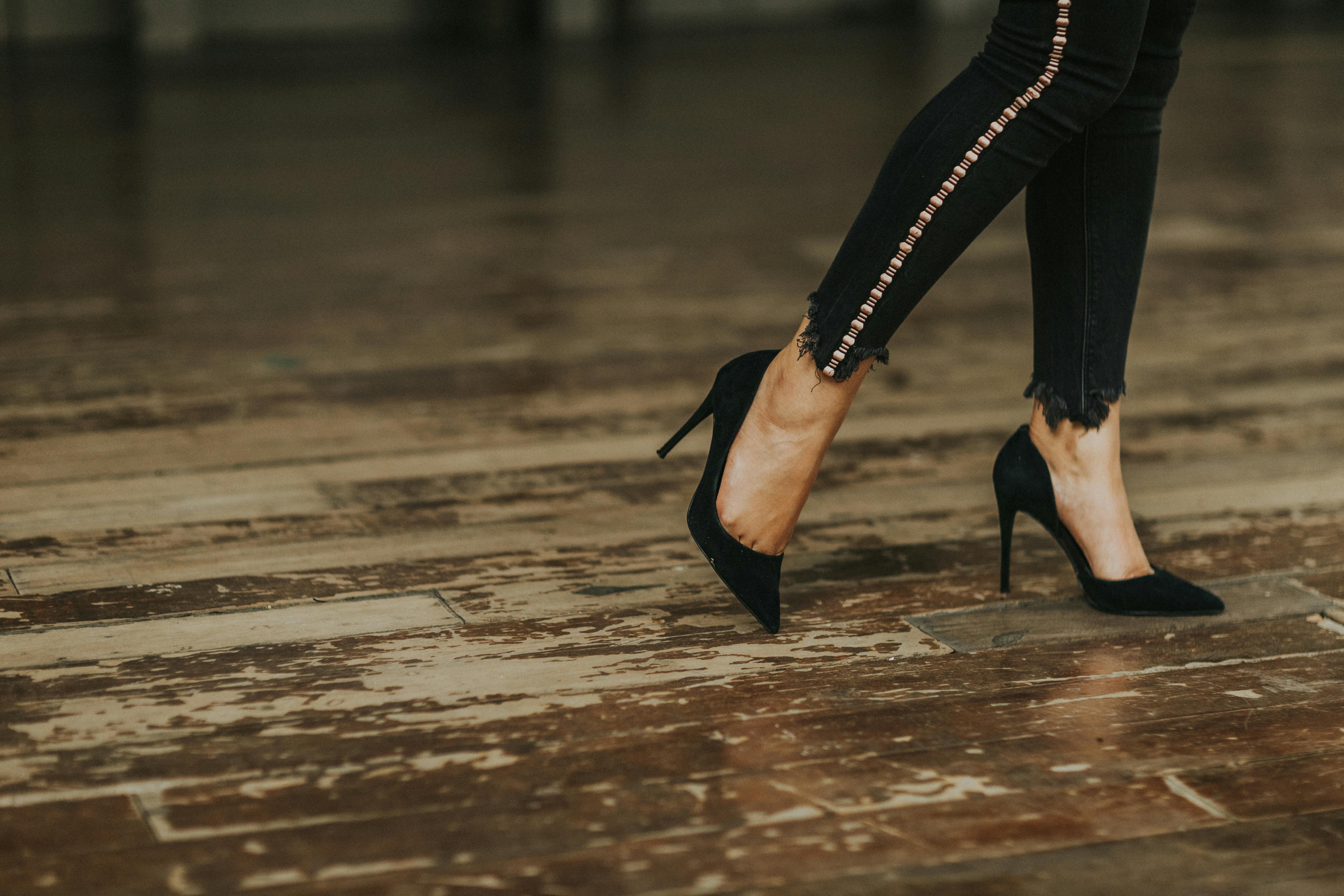 Una mujer con tacones altos | Fuente: Pexels