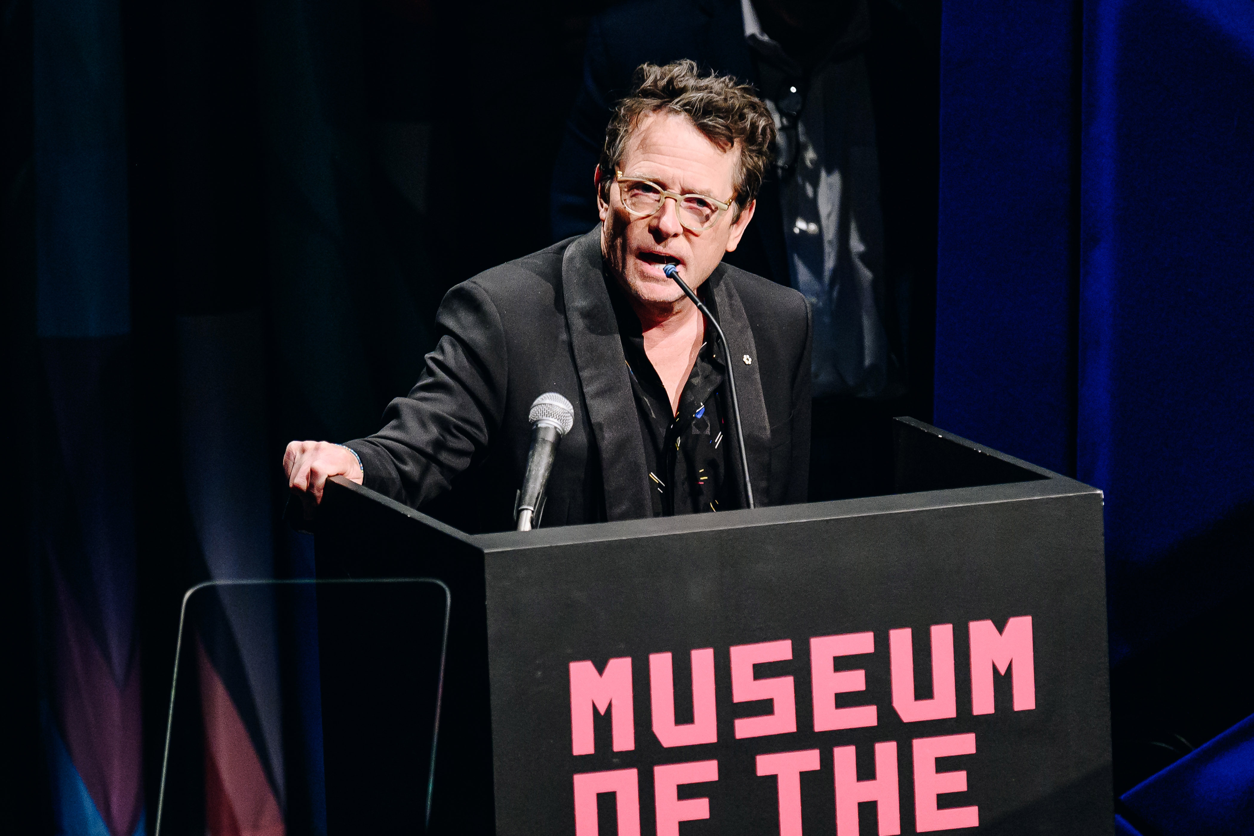 Michael J. Fox habla en los Spring Moving Image Awards en Nueva York el 6 de junio de 2023 | Fuente: Getty Images