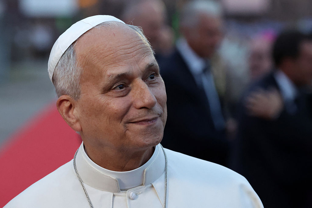 El papa León XIV llega para embarcar en su avión al finalizar su viaje apostólico a Francia, en el aeropuerto de Metz-Nancy-Lorraine, en Goin, el 28 de septiembre de 2026. | Fuente: Getty Images
