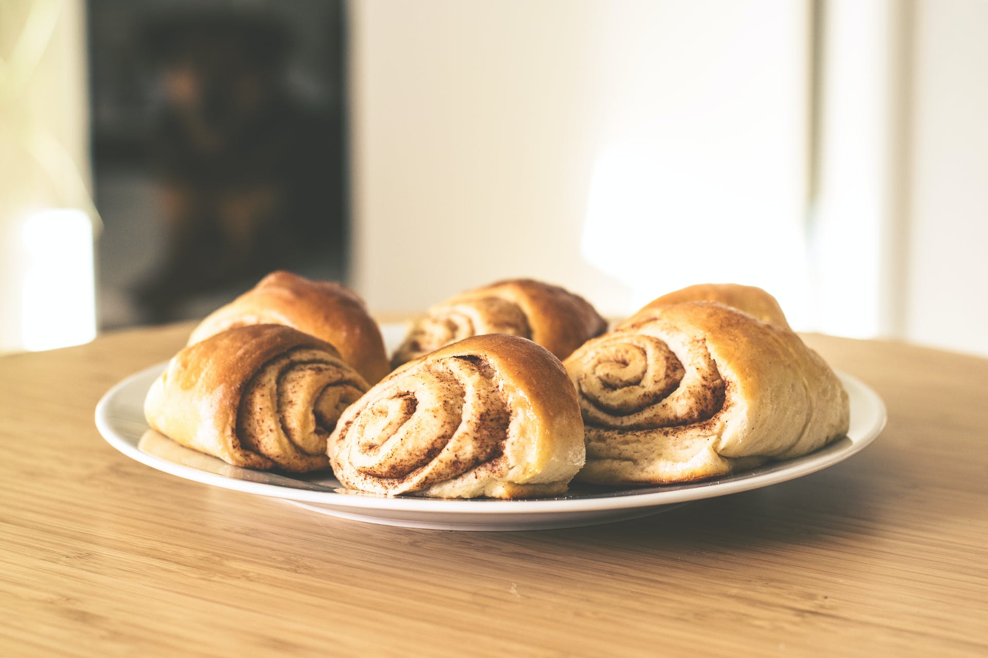 Bollos de canela en un plato | Foto: Pexels