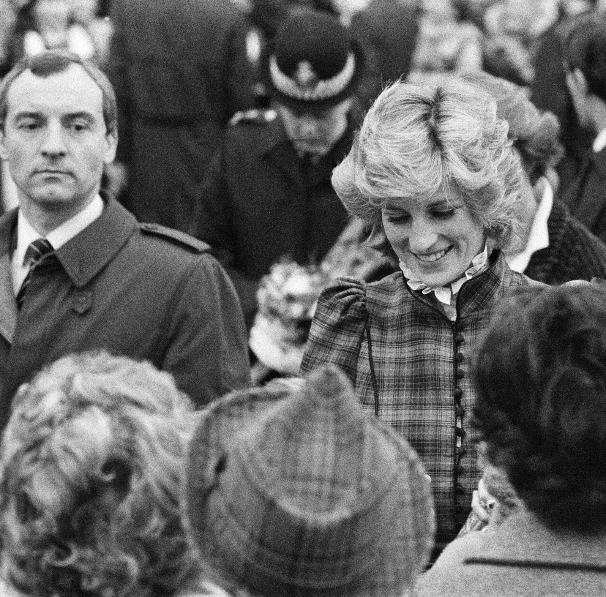 La princesa Diana y detrás de ella, su guardaespaldas Barry Mannakee en Mid Glamorgan en Gales. | Foto: Getty Images