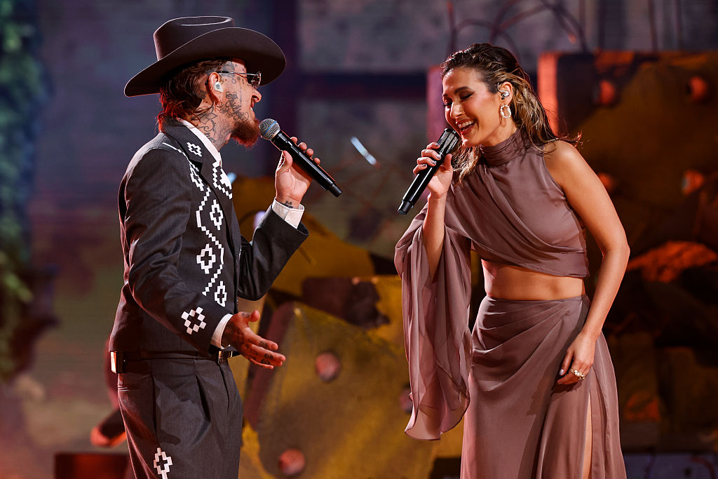 Nanpa Básico y Nella actúan en el escenario durante los Billboard Latin Music Awards de 2026, celebrados en el James L. Knight Center el 22 de octubre de 2026 en Miami, Florida. | Fuente: Getty Images