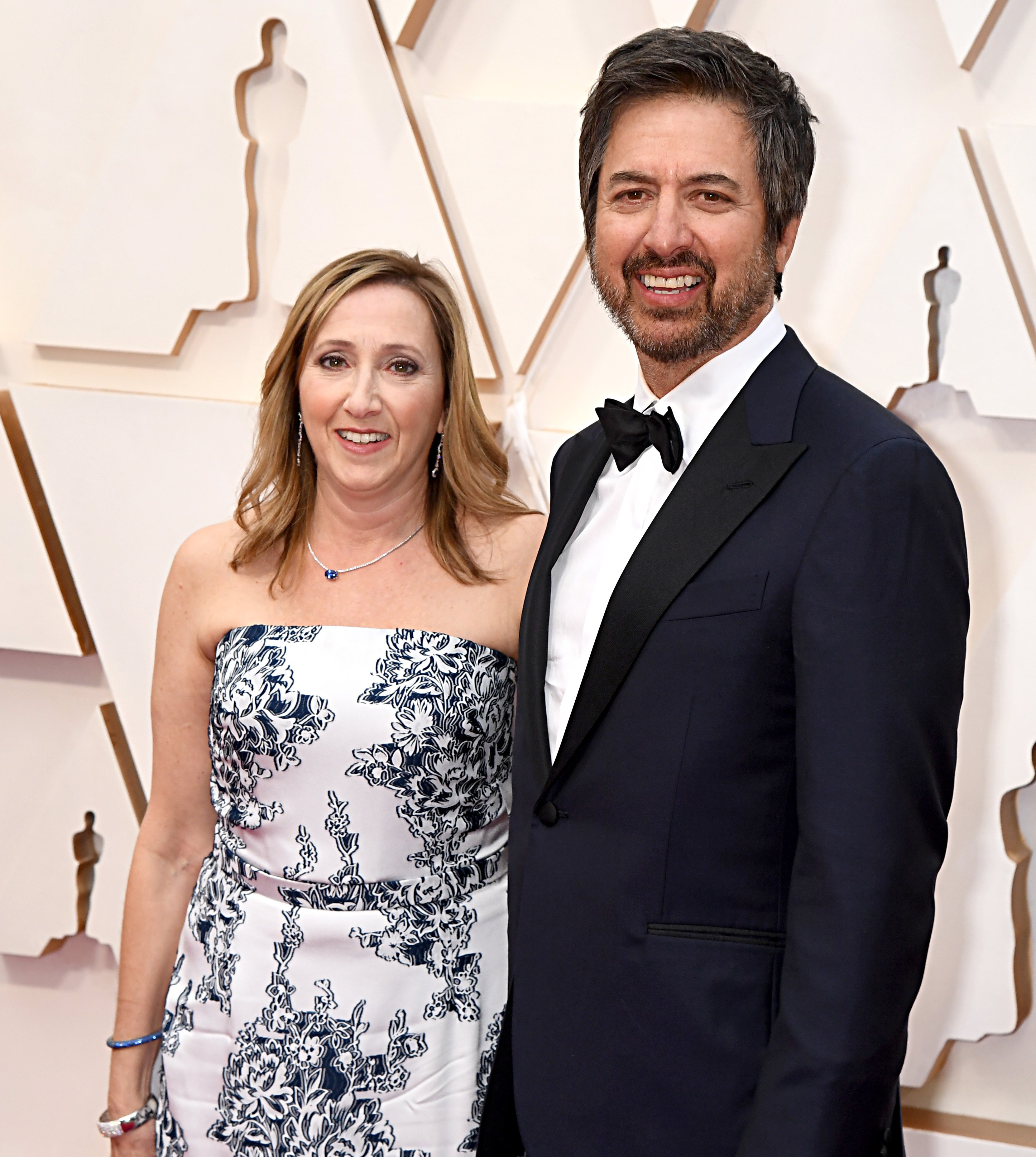 Anna y Ray Romano en la 92ª entrega anual de los Premios de la Academia en Hollywood y Highland, el 9 de febrero de 2020 en Hollywood, California. | Foto: Getty Images