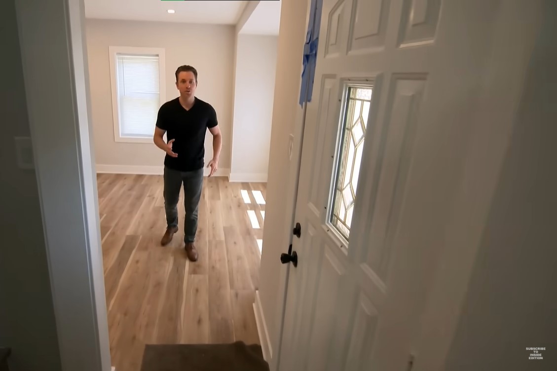 El actual dueño muestra la casa. | Foto: YouTube/Inside Edition
