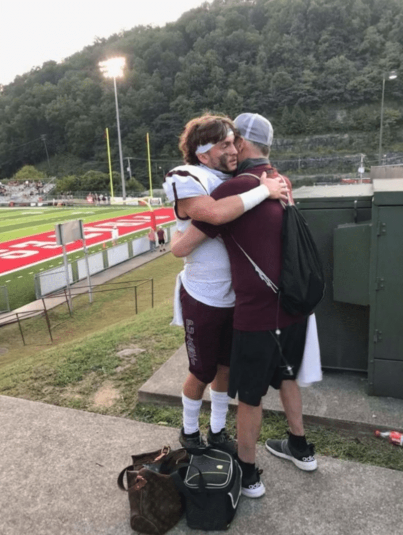 Scott Sullivan abrazando a su hijo tras el partido. | Foto: Facebook/Hospicelc