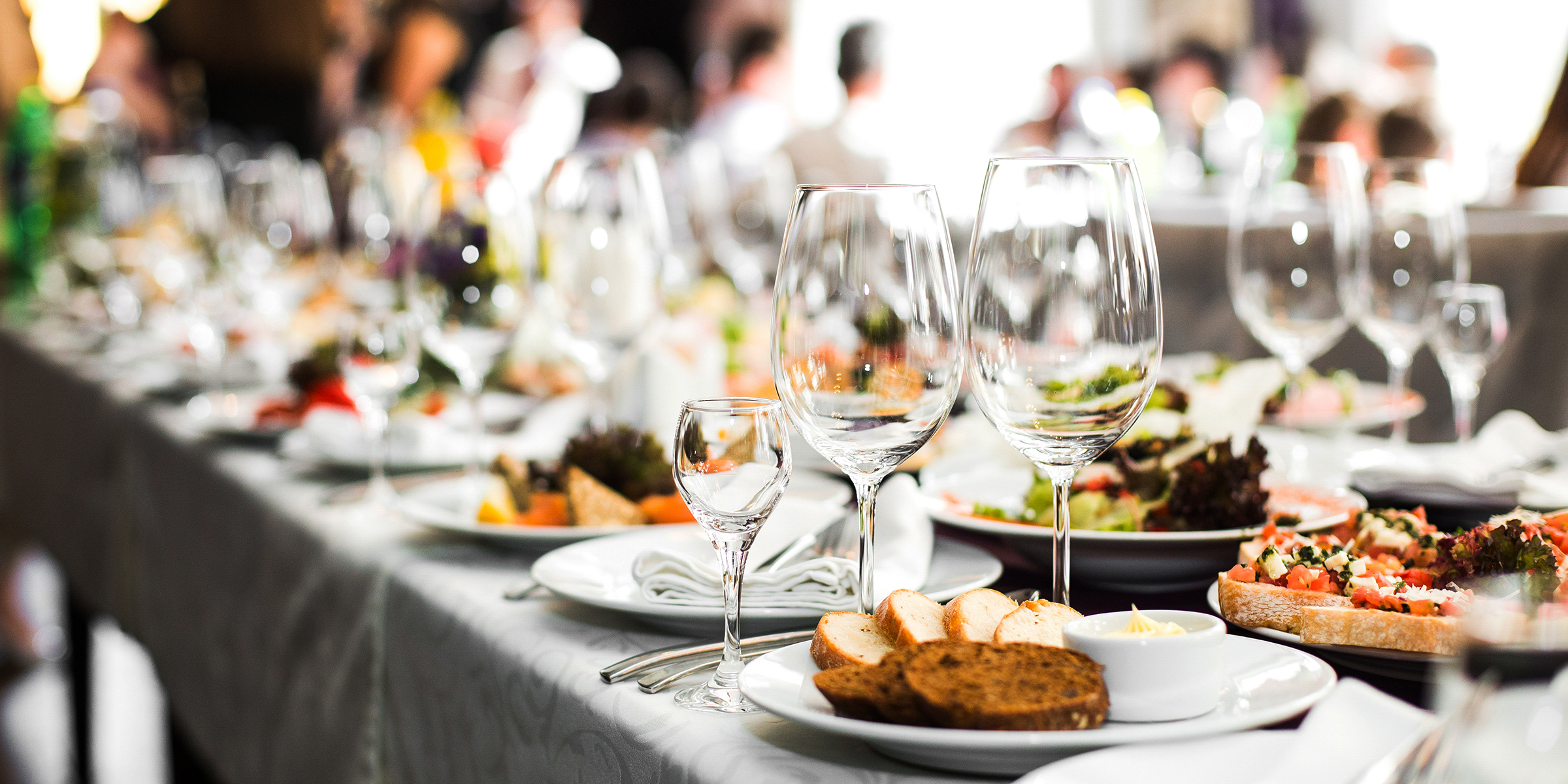 Una cena formal preparada para un evento | Fuente: Shutterstock