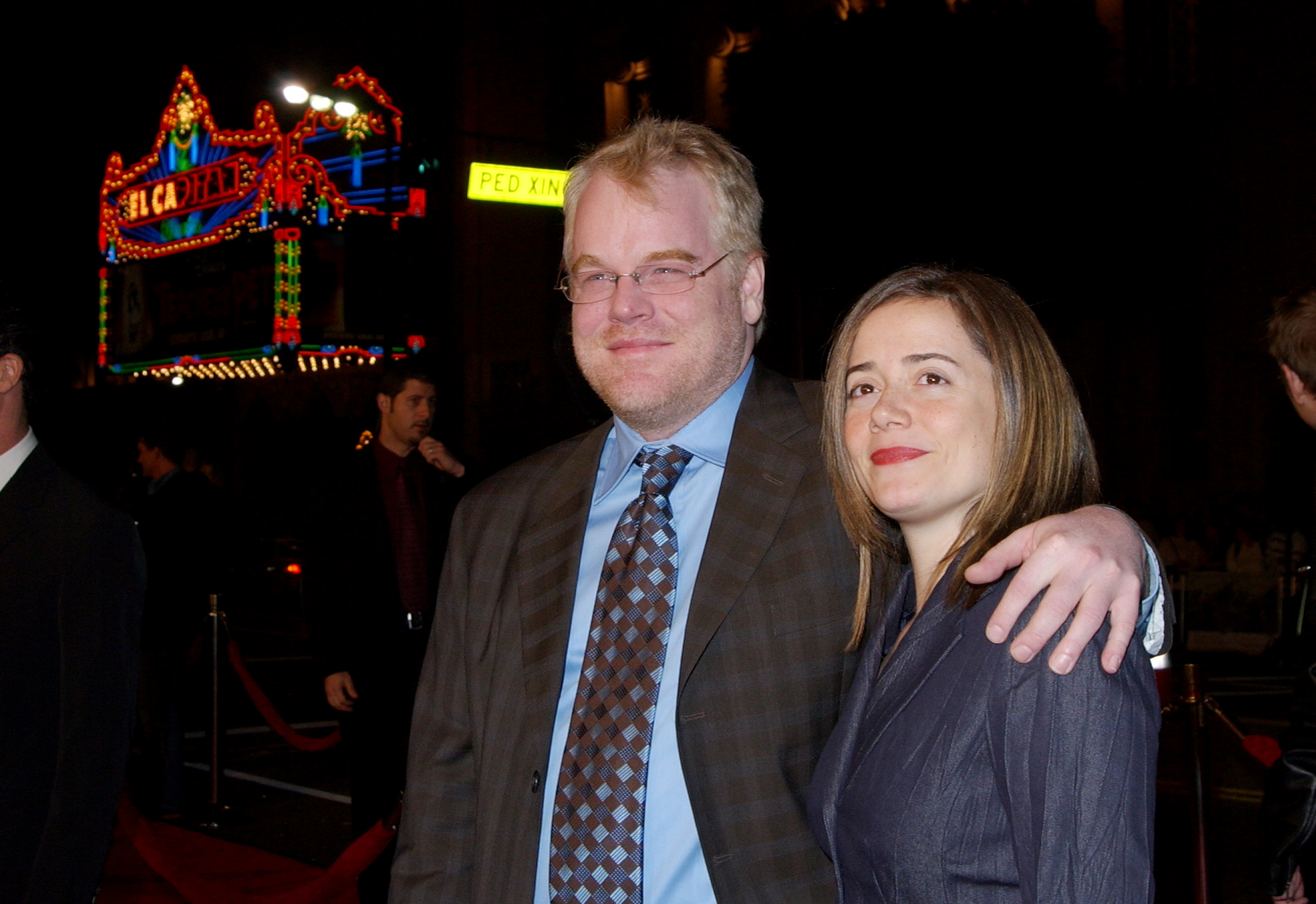 Philip Seymour Hoffman y Mimi O'Donnell durante el estreno de "Along Came Polly" en el Mann's Chinese Theater de Hollywood, California, el 12 de enero de 2004 | Fuente: Getty Images