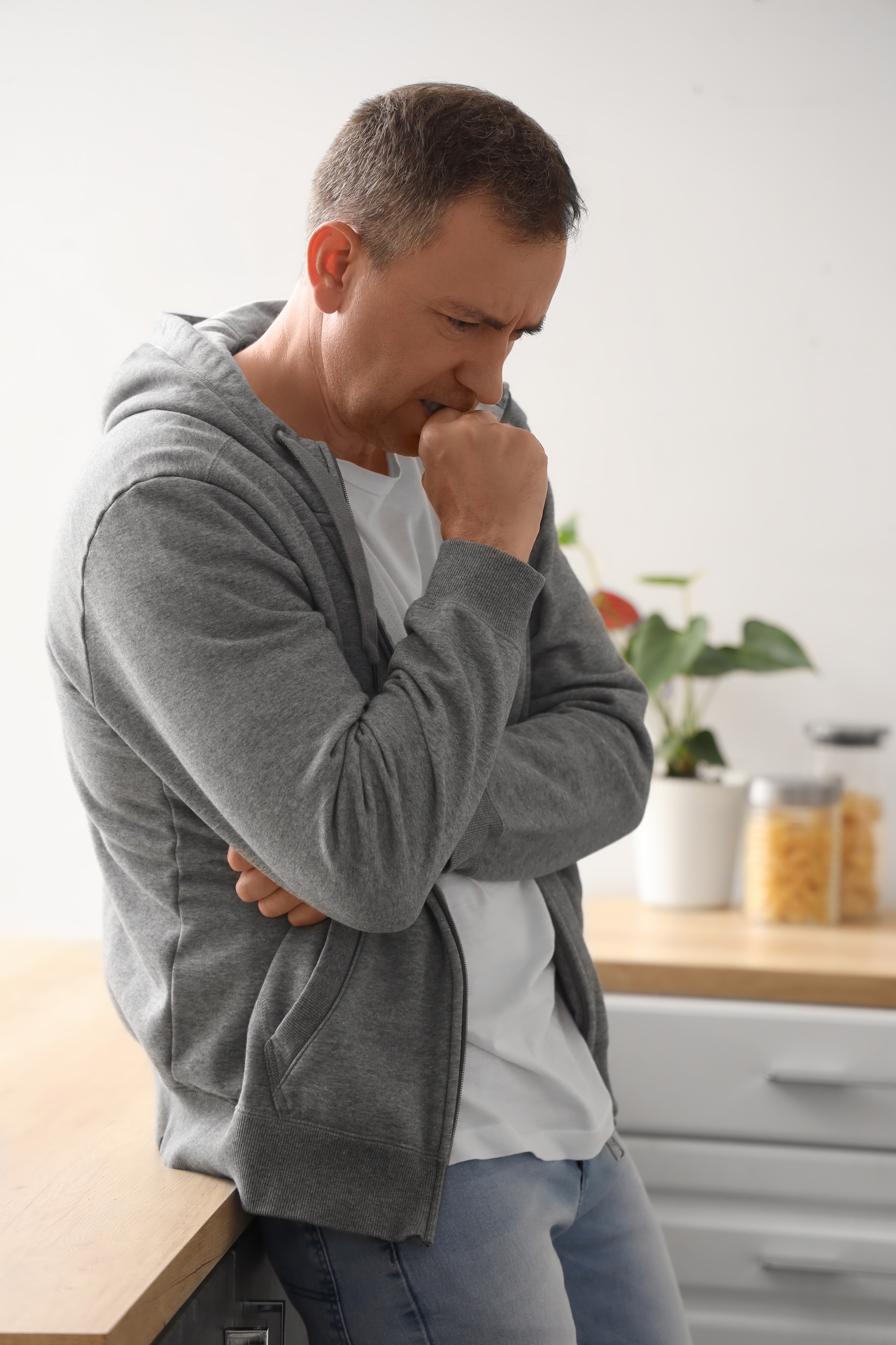 Hombre maduro sufriendo un ataque de pánico en la cocina. | Fuente: Shutterstock