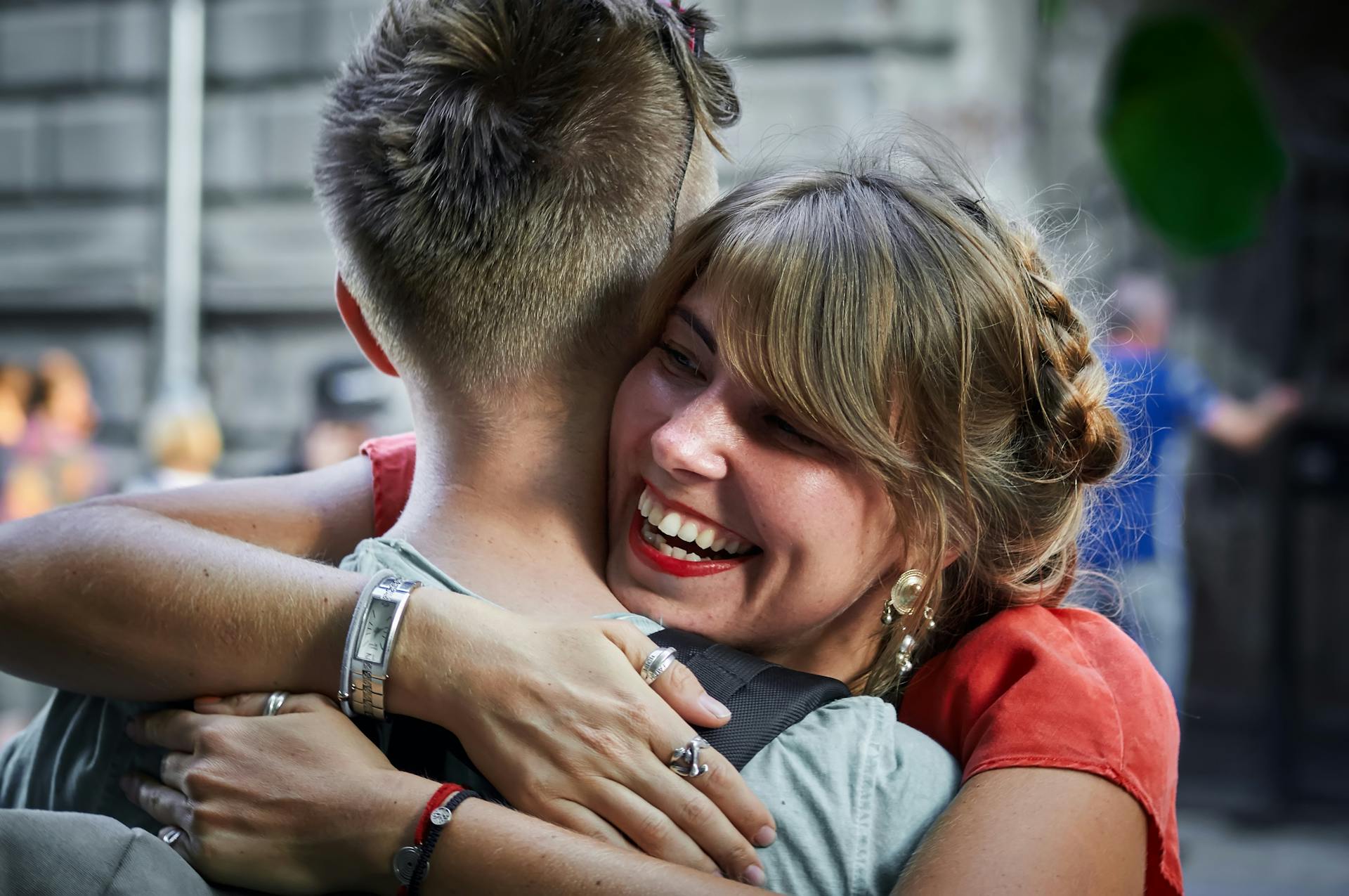 Una mujer feliz abrazando a su novio | Fuente: Pexels