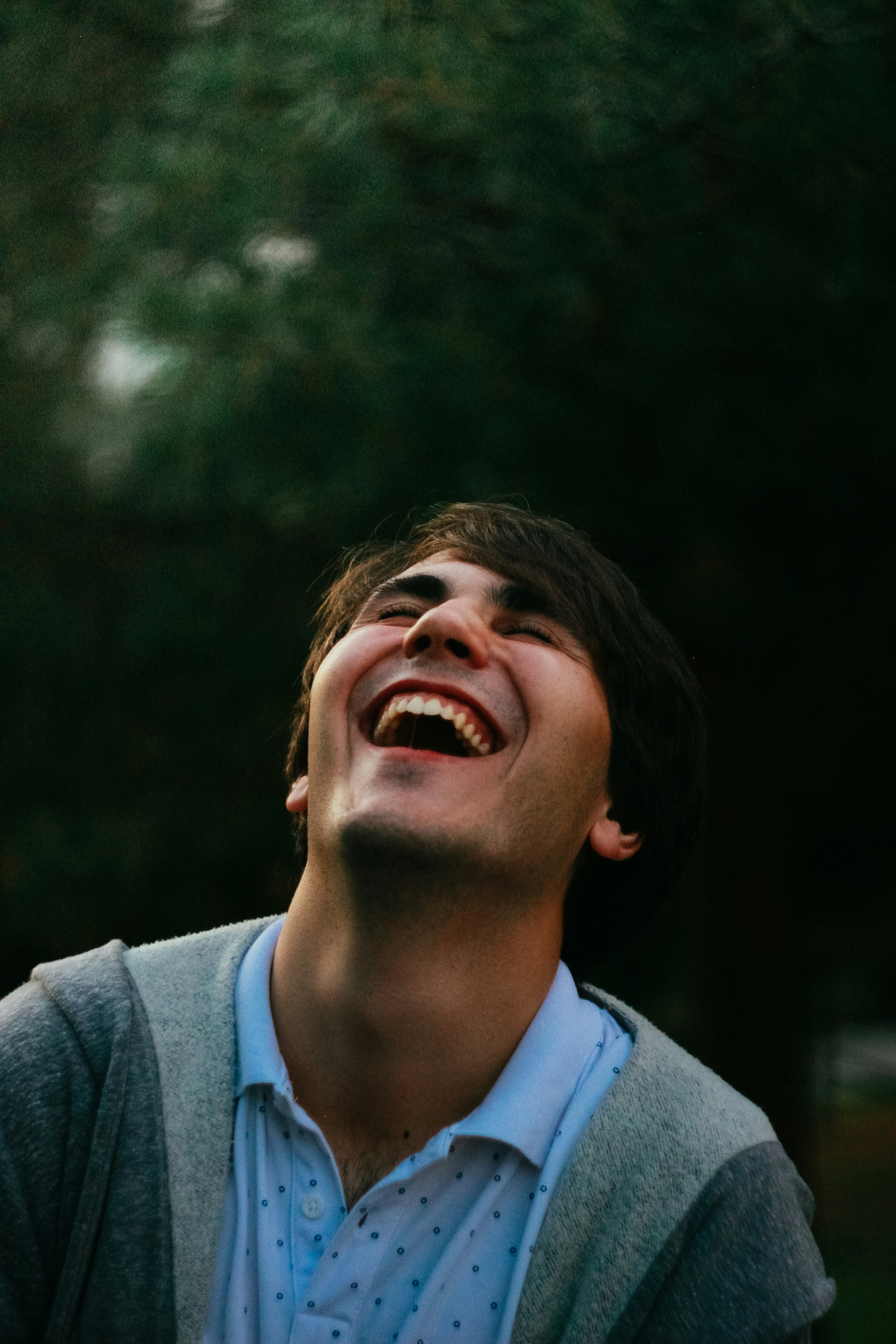 Un hombre riendo | Fuente: Unsplash