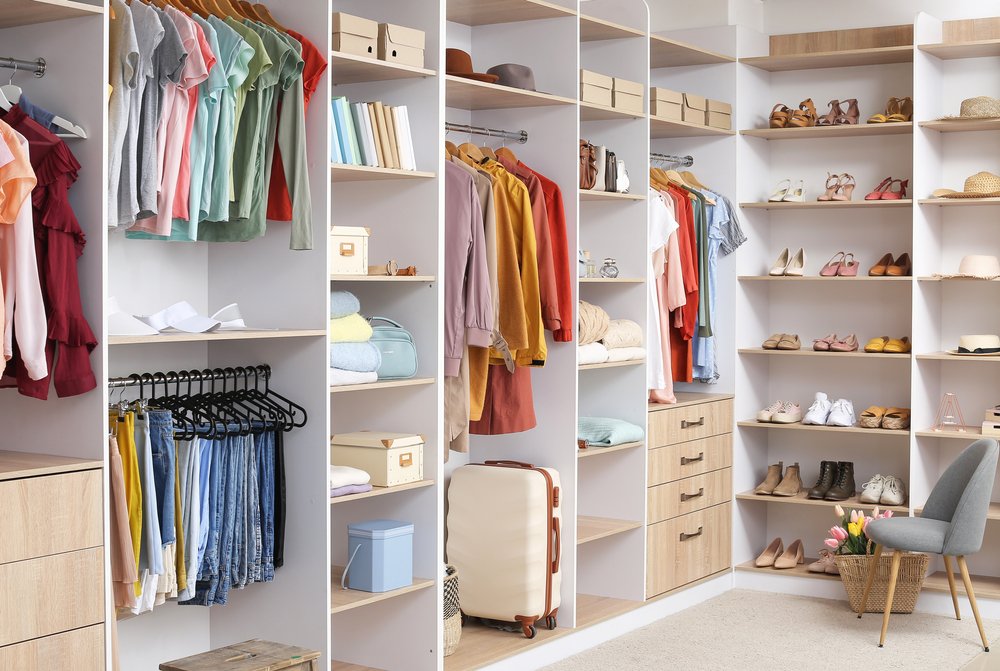 Gran armario con ropa y accesorios diferentes dentro de un vestidor. | Foto: Shutterstock