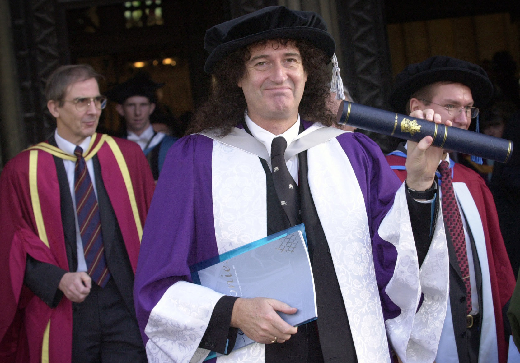 Brian May tras ser investido Doctor Honoris Causa en Ciencias por la Universidad de Hertfordshire en St Albans, el 19 de noviembre de 2002 | Fuente: Getty Images