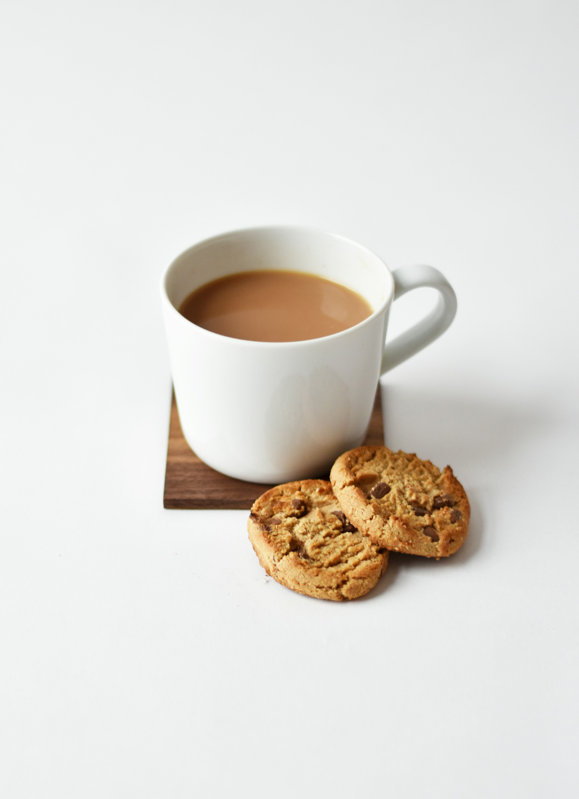 Una taza de té y galletas | Fuente: Unsplash