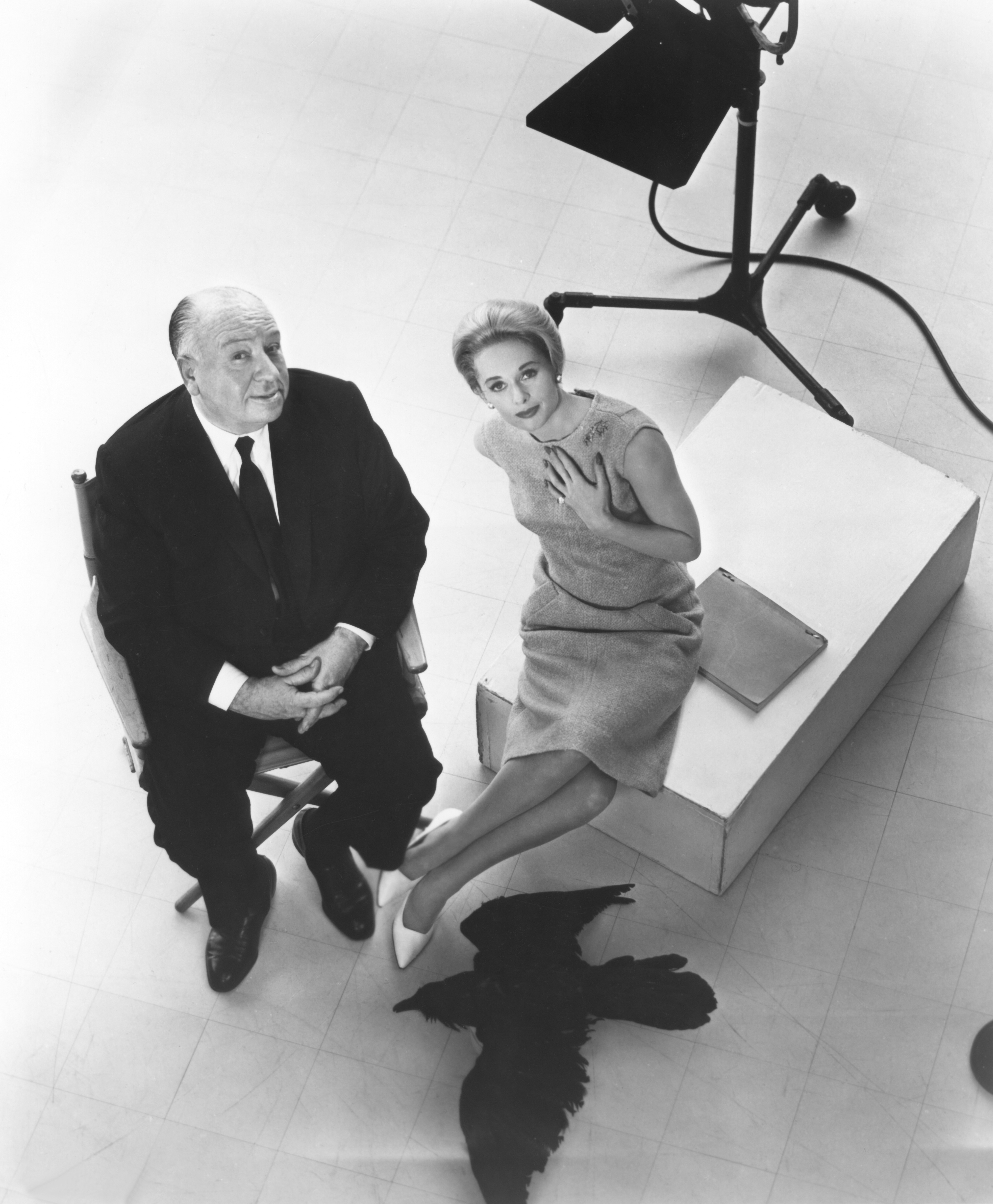 Alfred Hitchcock y Tippi Hedren en el plató de "The Birds" en 1963. | Fuente: Getty Images