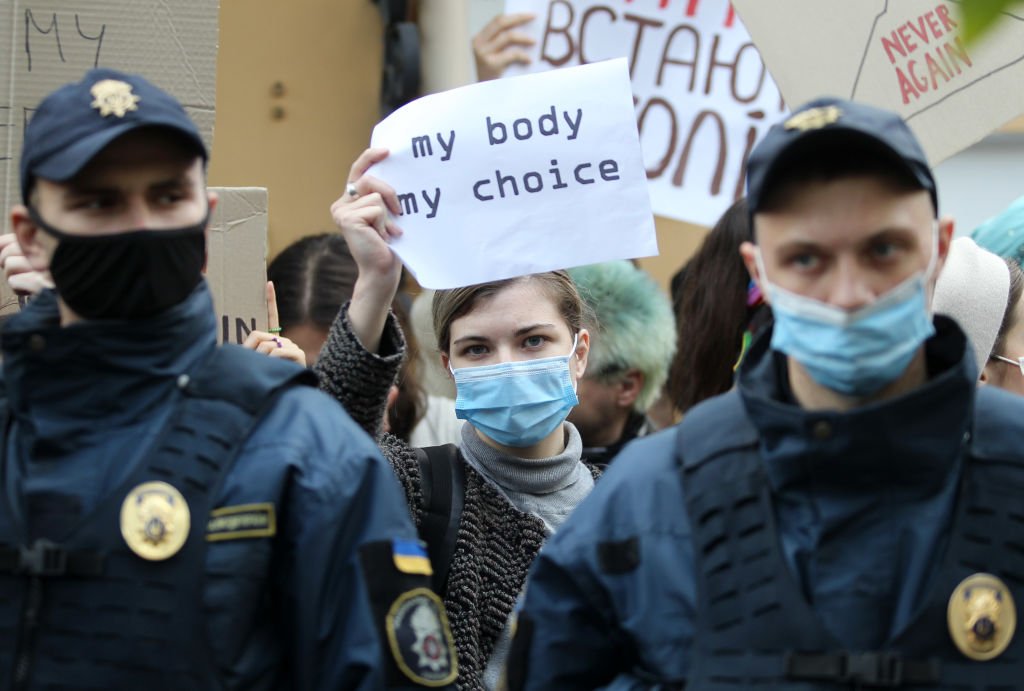 Manifestante contra el aumento de las restricciones al acceso al aborto en Polonia sostiene un cartel que dice "mi cuerpo, mi decisión" en Kiev, Ucrania, 26 de octubre de 2020. | Foto: Getty Images