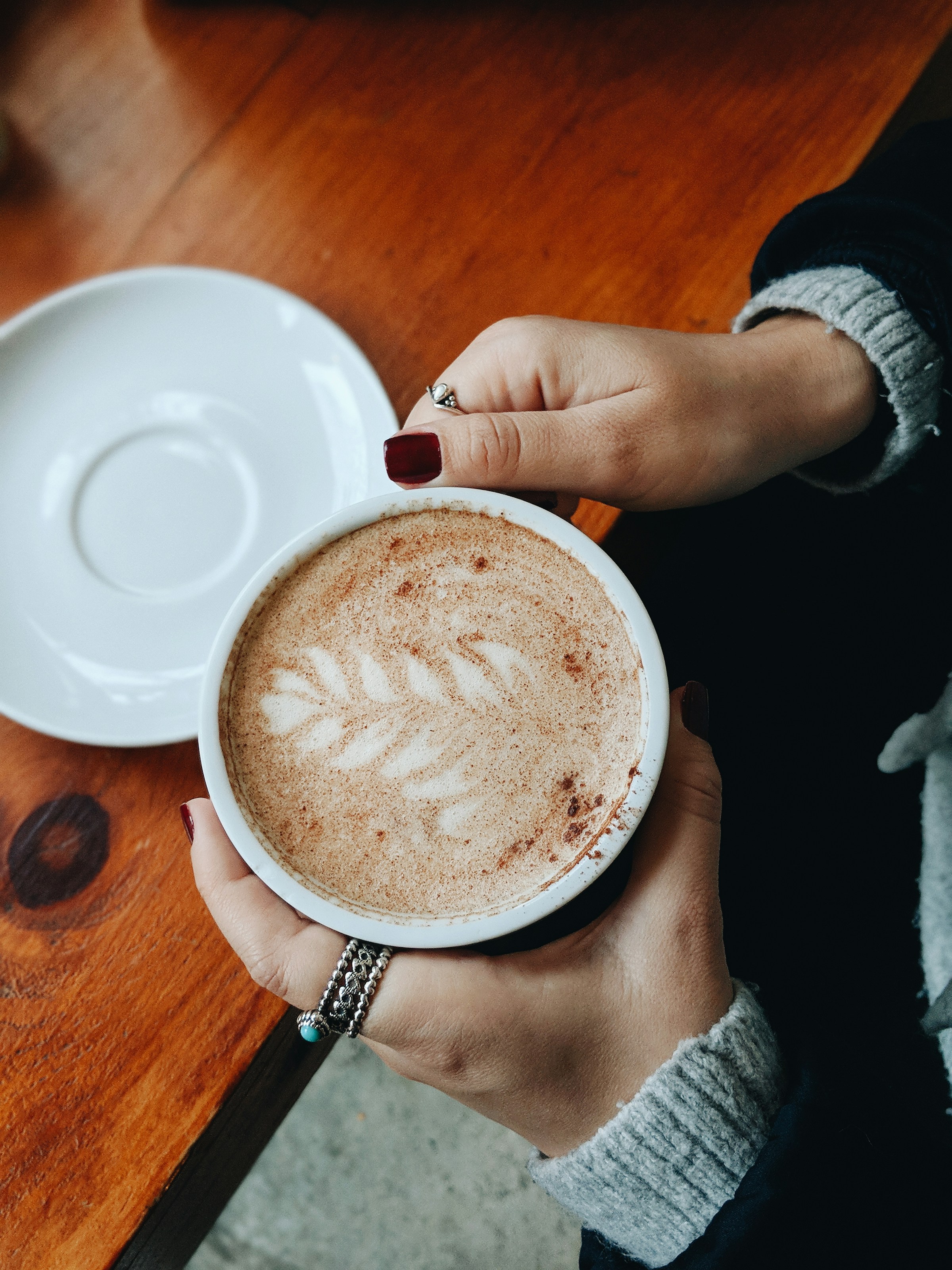 Una mujer con una taza de café en la mano | Fuente: Pexels