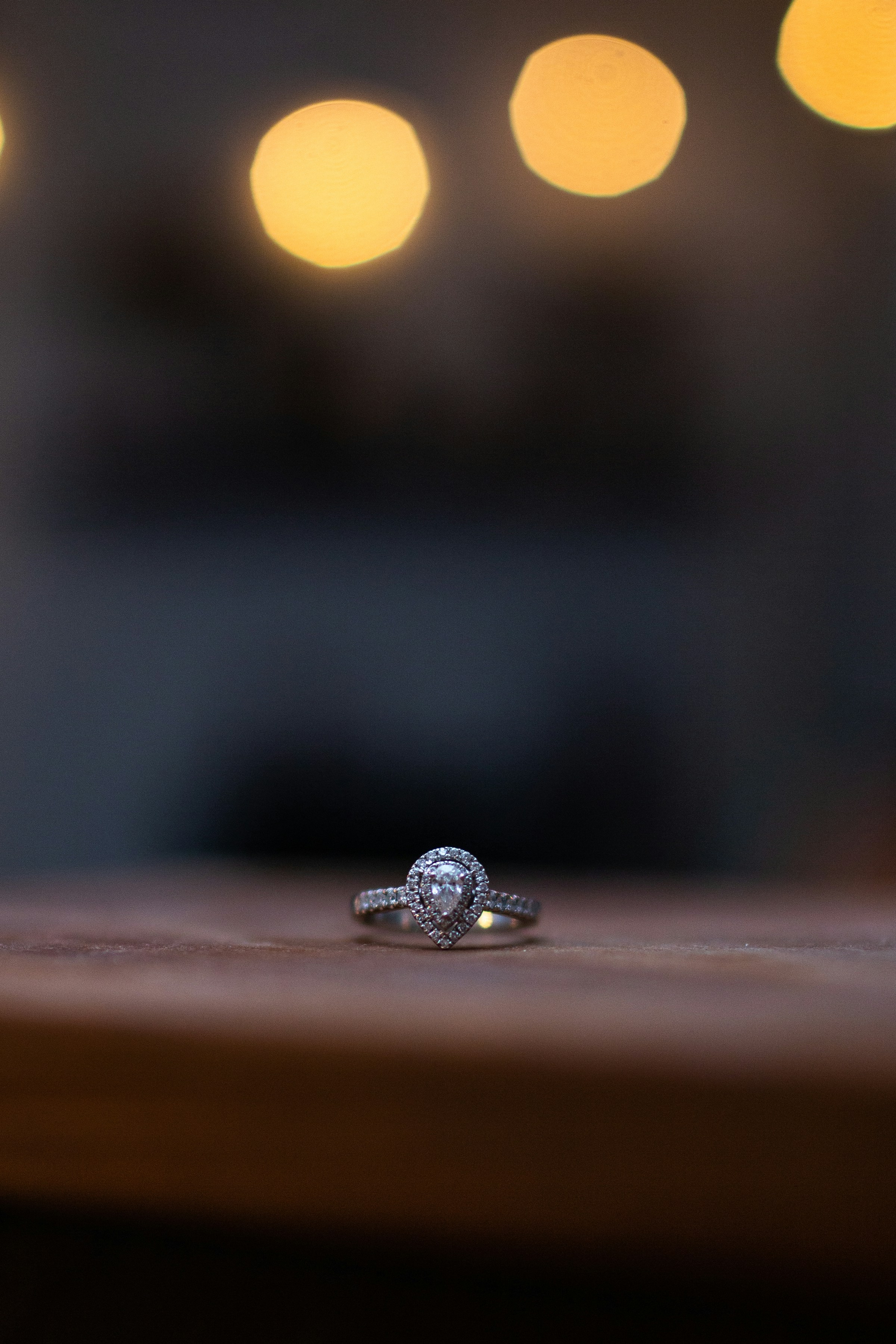 Una fede nuziale appoggiata su un tavolo | Fonte: Unsplash