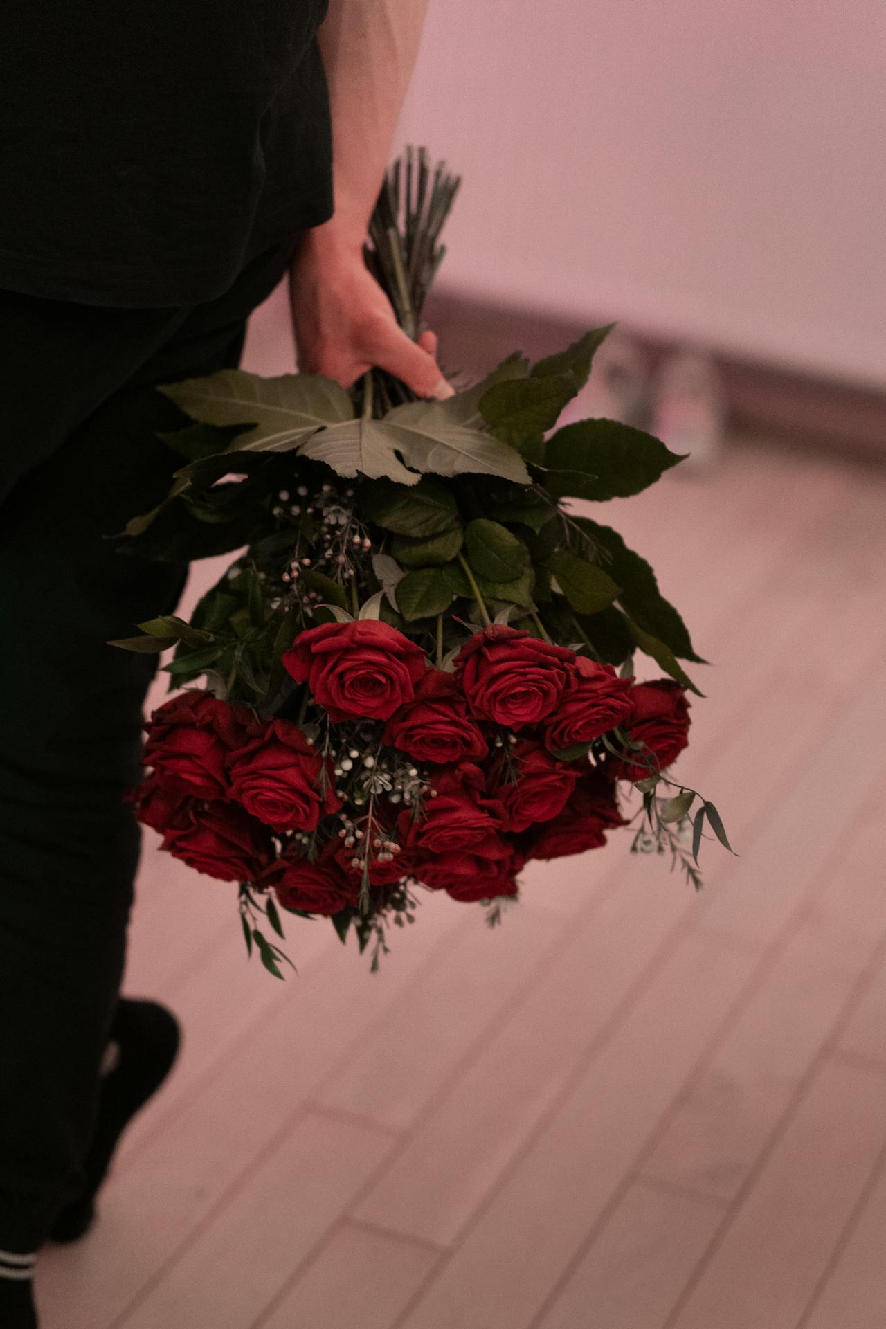 Un hombre con un ramo de rosas rojas | Fuente: Pexels
