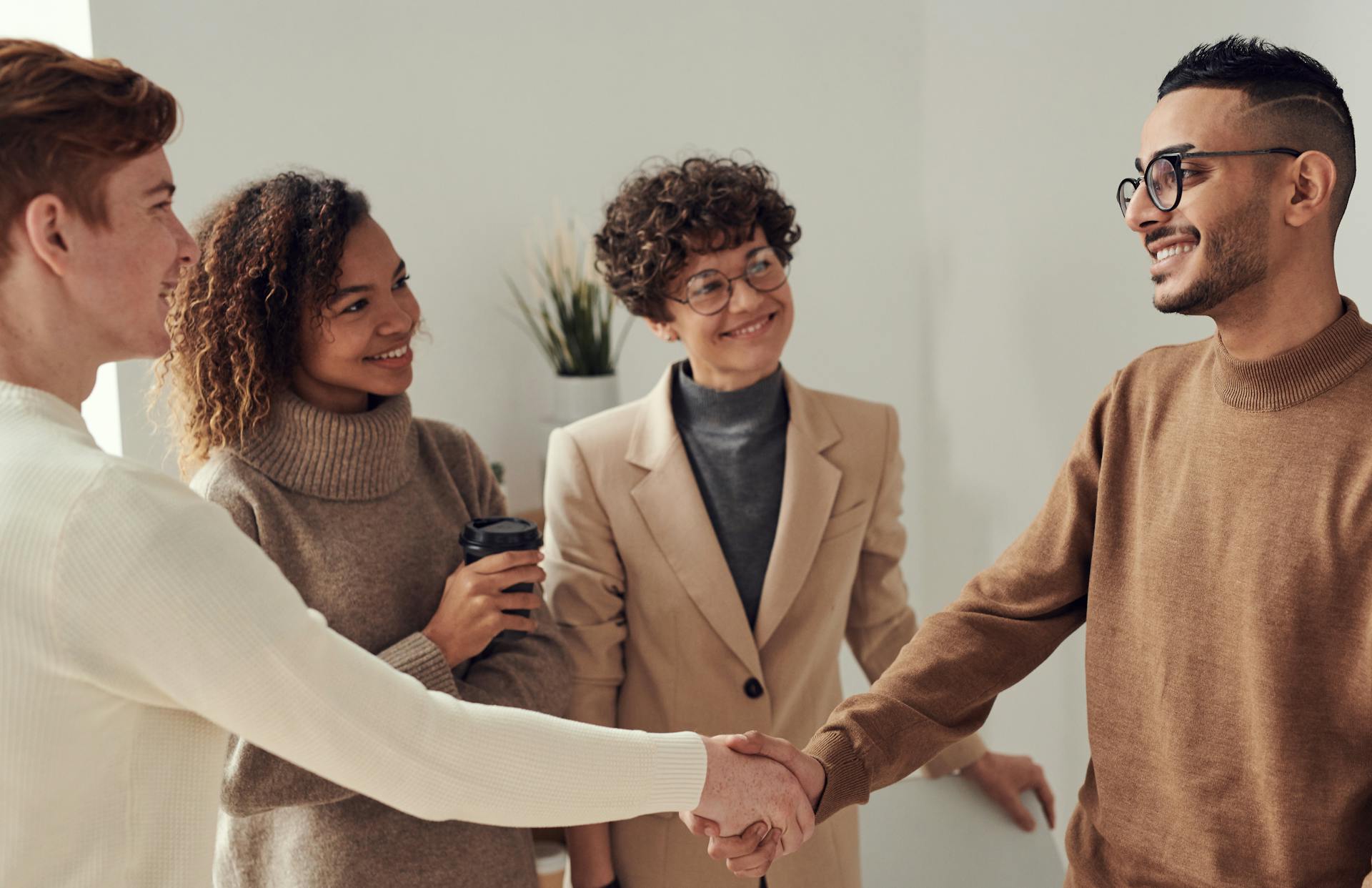 Un piccolo gruppo di persone che parlano | Fonte: Pexels
