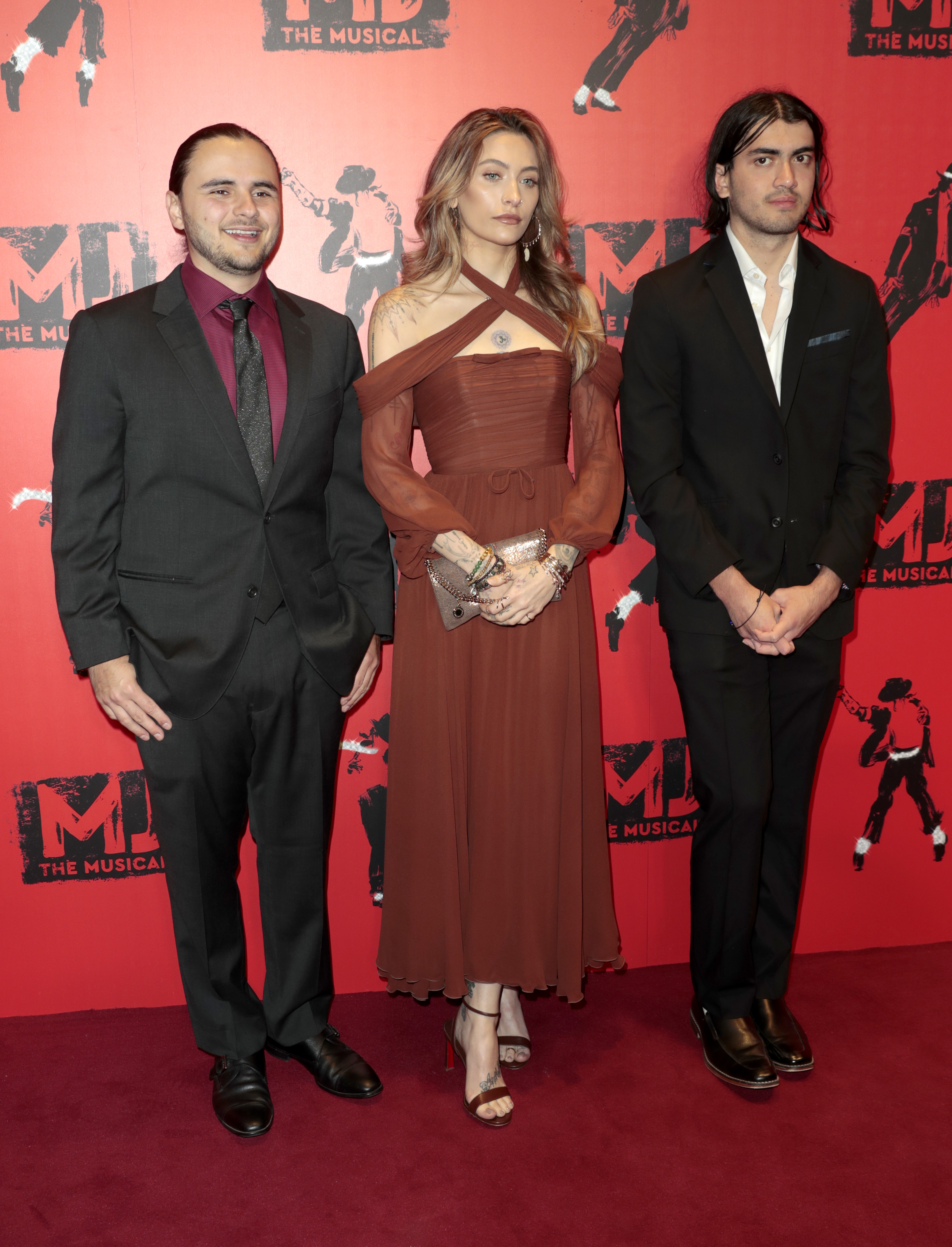 Prince, Paris y Bigi Jackson asisten al estreno de "MJ: The Musical" en el Teatro Prince Edward de Londres, Inglaterra, el 27 de marzo de 2024 | Fuente: Getty Images