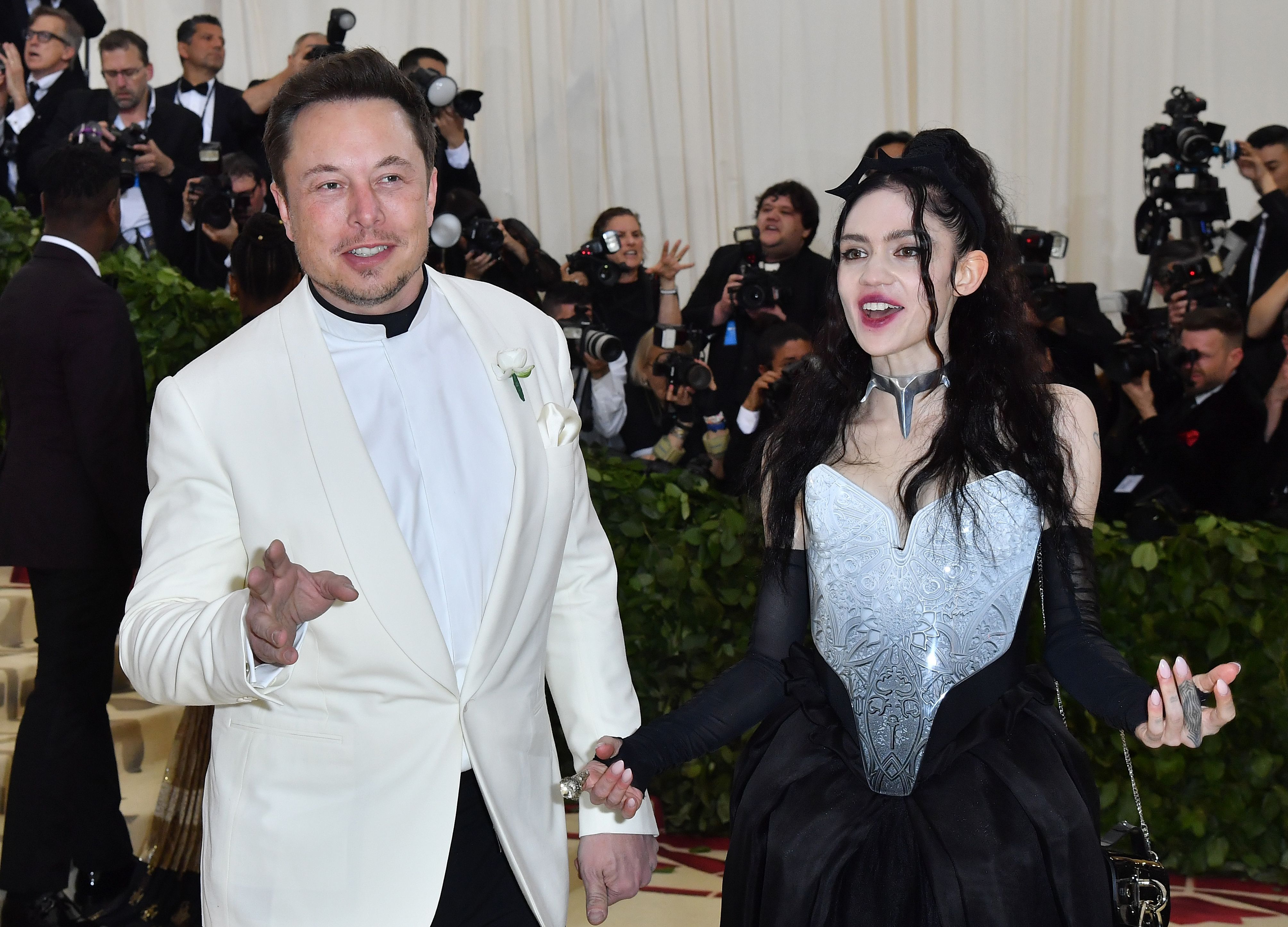 Elon Musk y Grimes llegan a la Gala Met en el Museo Metropolitano de Arte de Nueva York el 7 de mayo de 2018. | Fuente: Getty Images