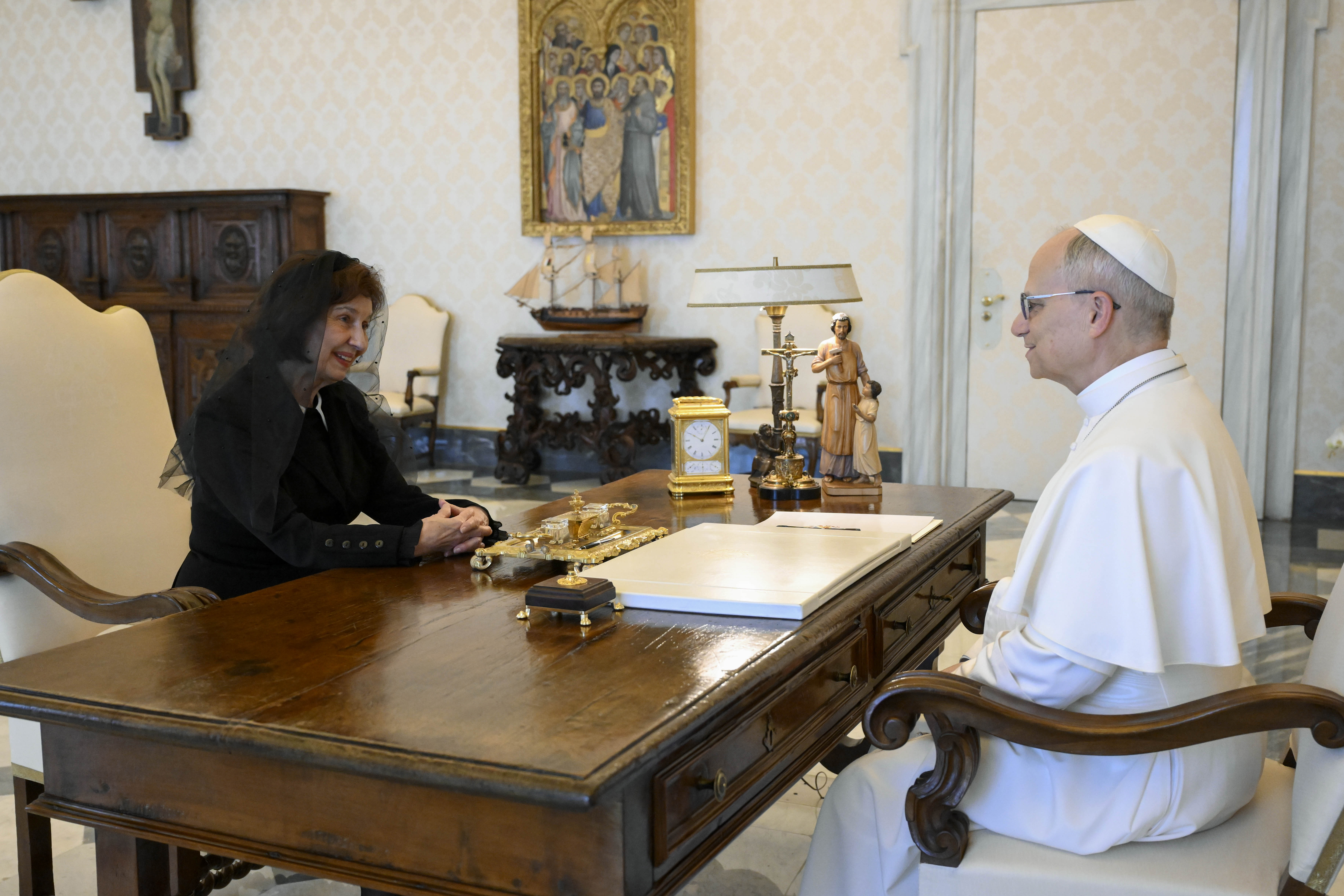 Encuentro del papa León XIV con la presidenta de Macedonia del Norte, Gordana Siljanovska Davkova, durante una audiencia en el Palacio Apostólico el 26 de mayo de 2025, en la Ciudad del Vaticano. | Fuente: Getty Images