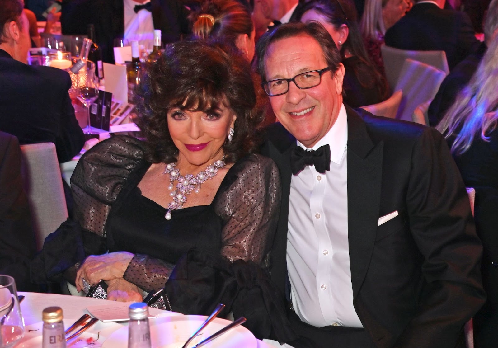 El 10 de marzo de 2024, Joan Collins asistió a la fiesta de los Oscar de Vanity Fair con Percy Gibson. Tras más de dos décadas de matrimonio, la pareja sigue siendo una presencia llamativa en la alfombra roja | Fuente: Getty Images