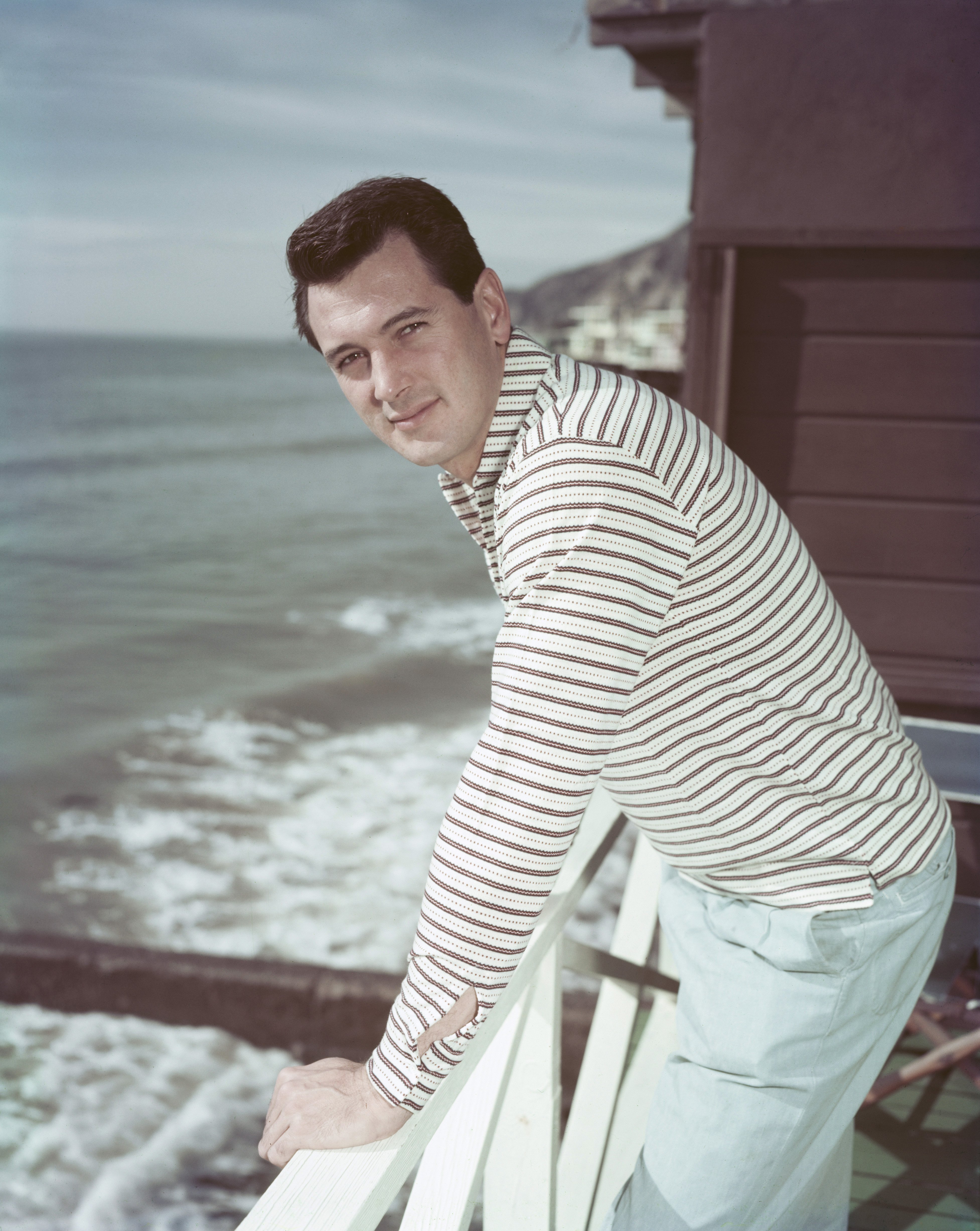 Rock Hudson posando en la terraza de su casa en la playa de Malibu en 1958 | Foto: Getty Images