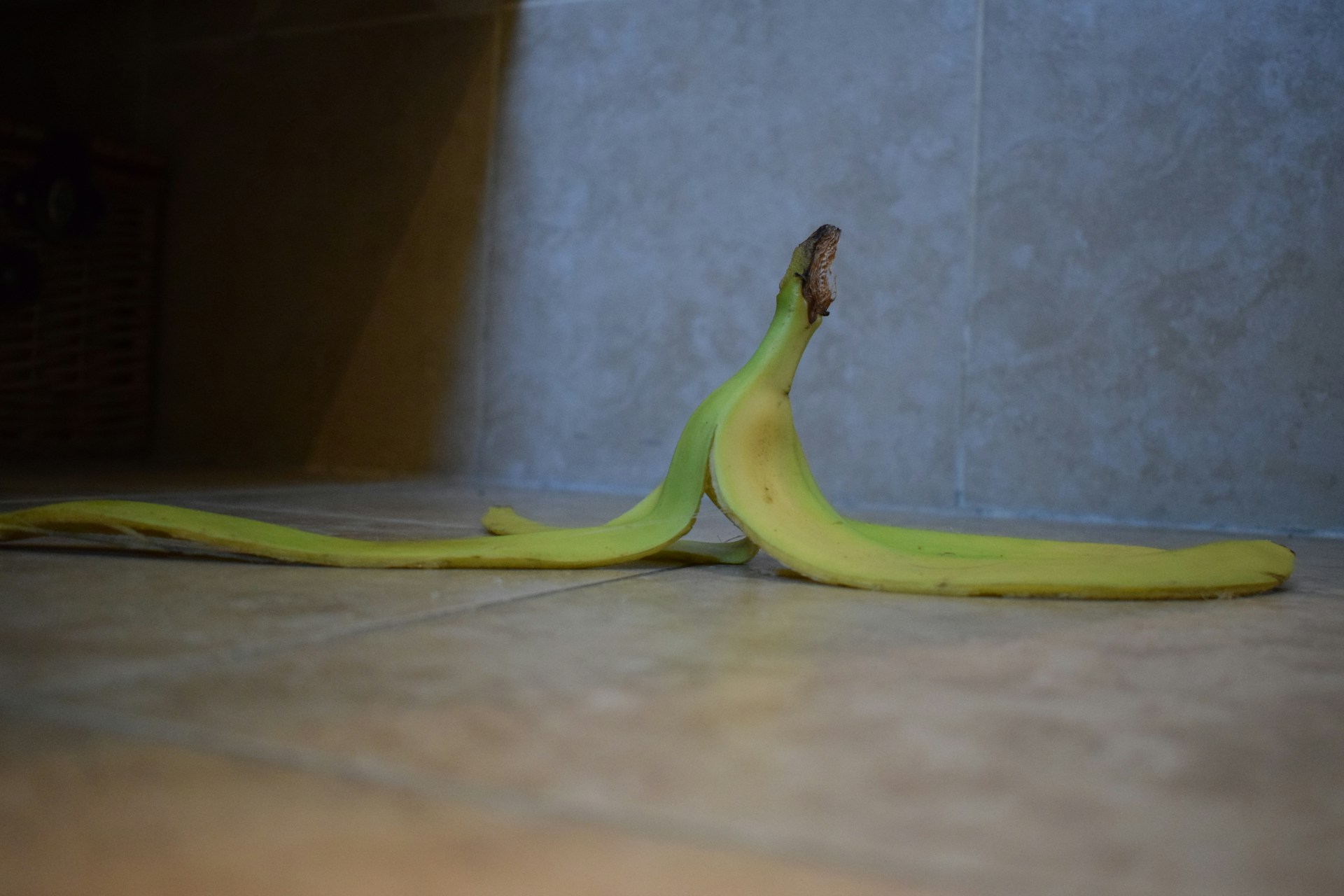 Una cáscara de plátano en el suelo | Fuente: Unsplash