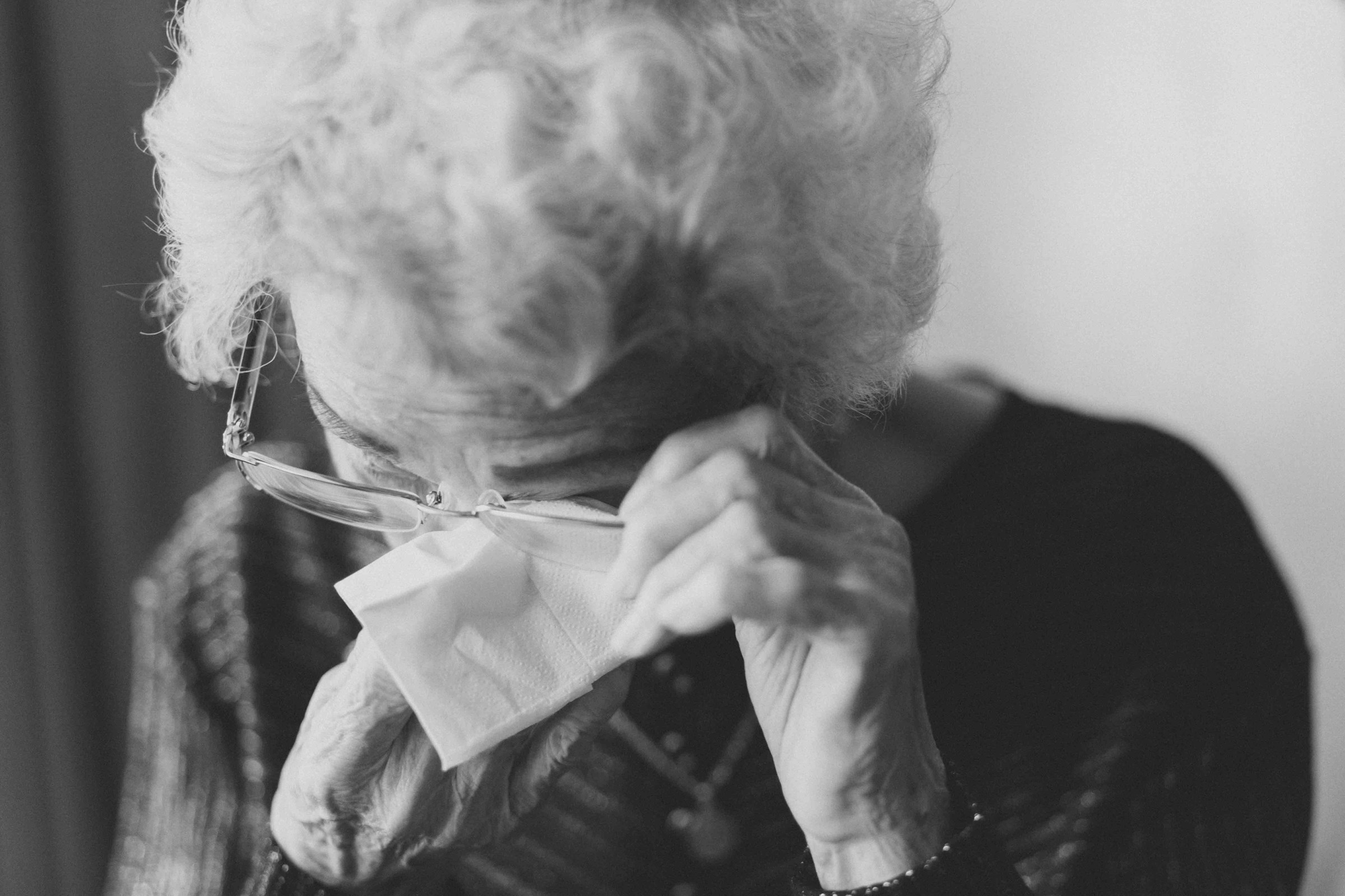 Una anciana secándose las lágrimas | Fuente: Unsplash