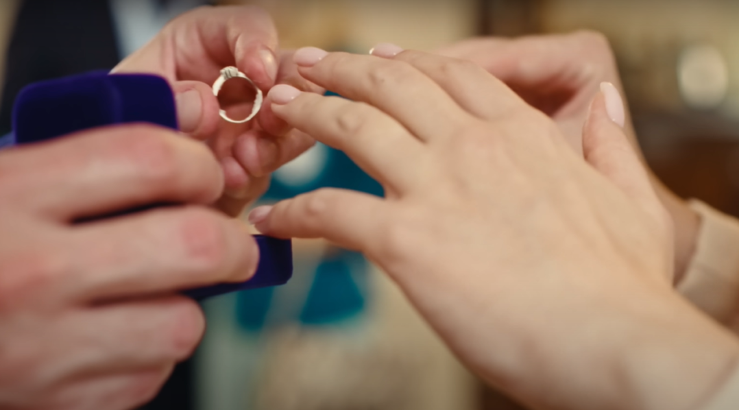 Novios intercambiando anillos de boda | Foto: YouTube
