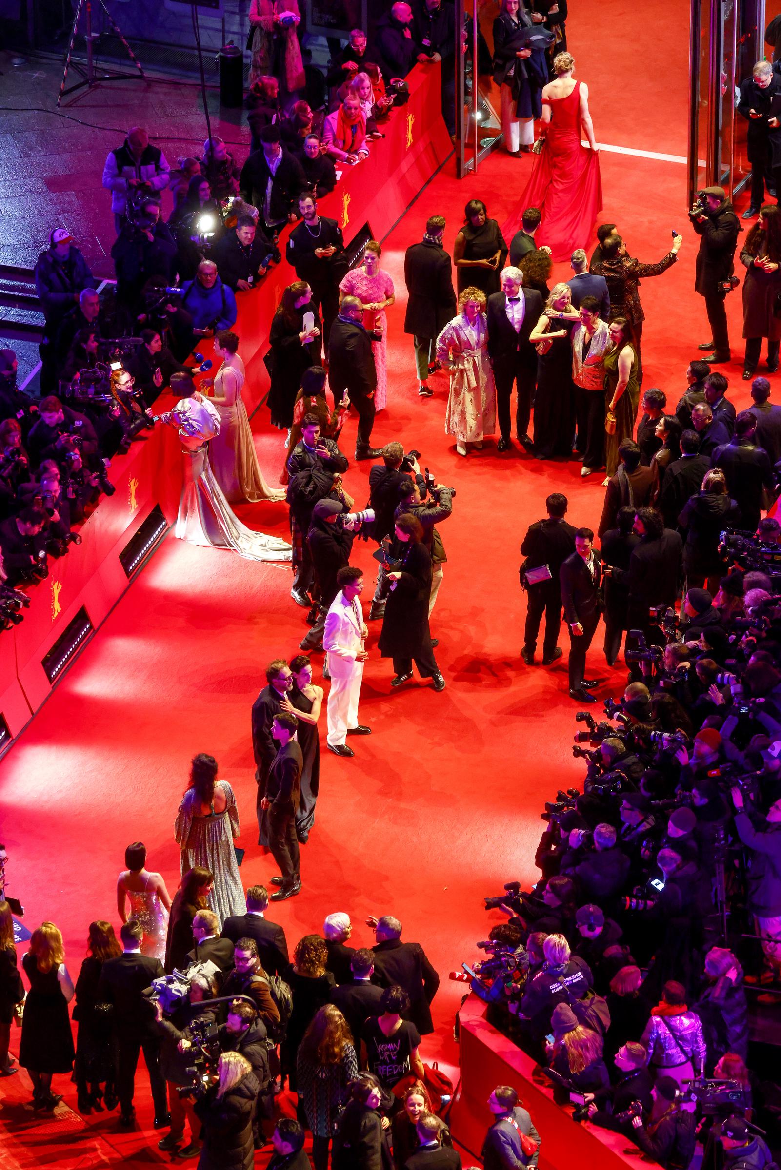 Bajo las luces intensas y las cámaras implacables de la alfombra roja, hasta las imperfecciones más pequeñas pueden parecer mucho más evidentes, incluidas unas cuantas canas sueltas. | Fuente: Getty Images
