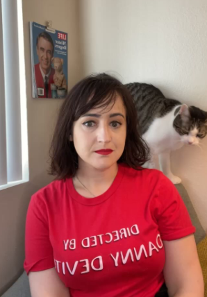 Mara Wilson fotografiada con su gato detrás, con fecha del 19 de junio de 2022 | Fuente: Instagram/marawilson