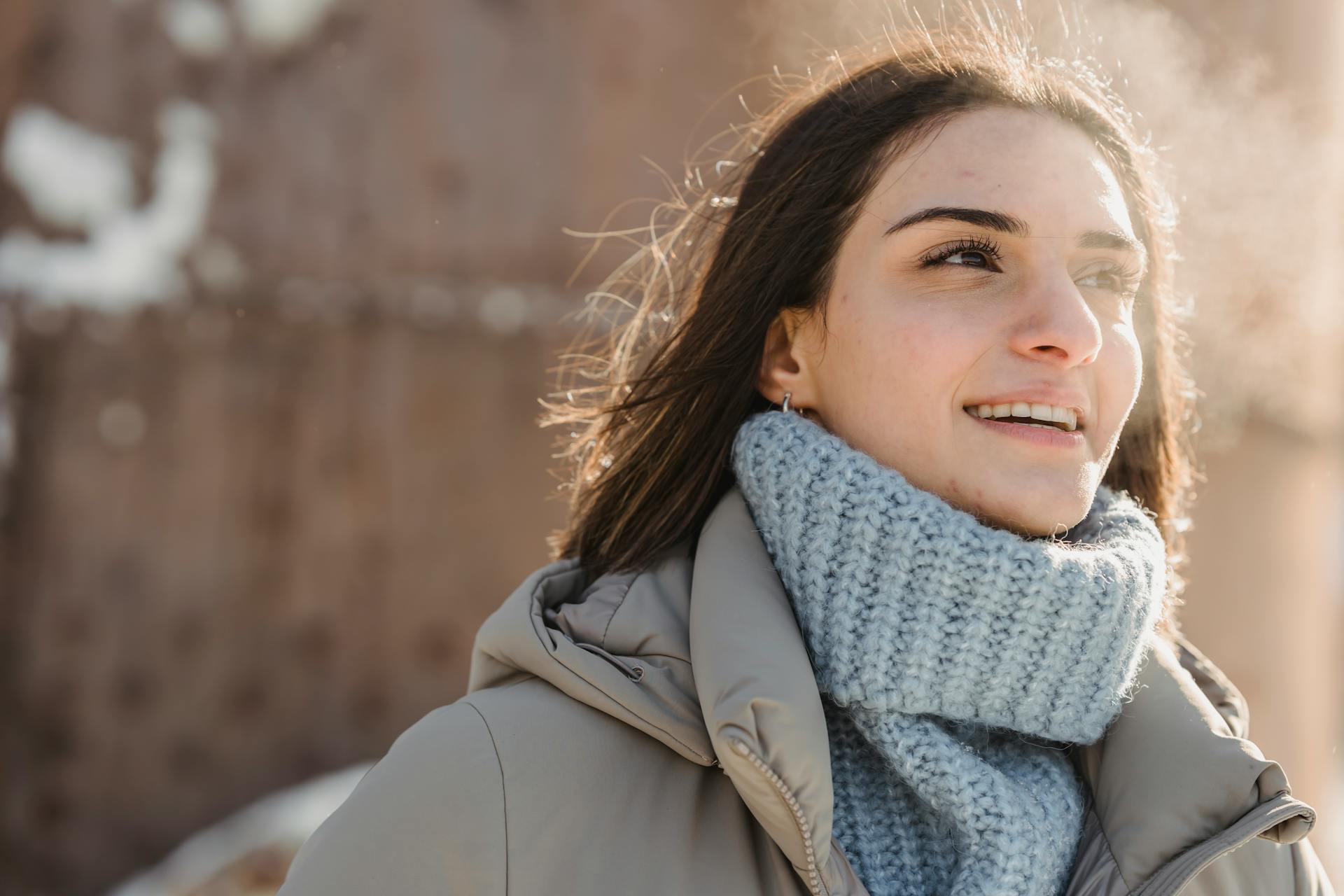 Una mujer caminando al aire libre | Fuente: Pexels