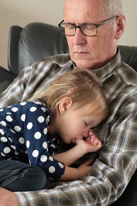 Abuelo con nieta │ Imagen tomada de: Pixabay