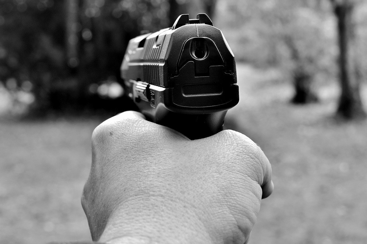 Hombre apuntando un arma.| Foto: Pixabay.