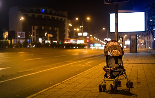 Cochecito de bebé en la calle oscura. | Foto: Shutterstock