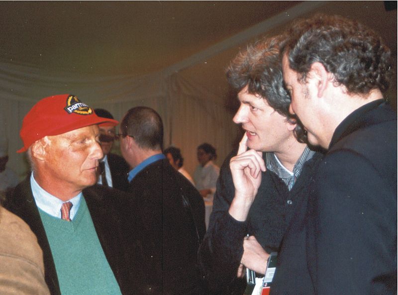 Ingo Iserhardt en conversación con Niki Lauda en Inglaterra, 2002 en la presentación de Jaguar Fórmula 1. | Imagen: Wikimedia Commons
