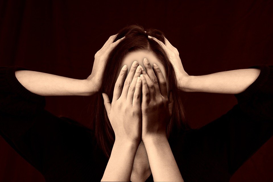 Mujer con dolor de cabeza| Foto: Pixabay