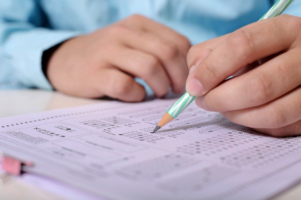 Estudiante presentando una prueba escrita. | Imagen: Pixabay