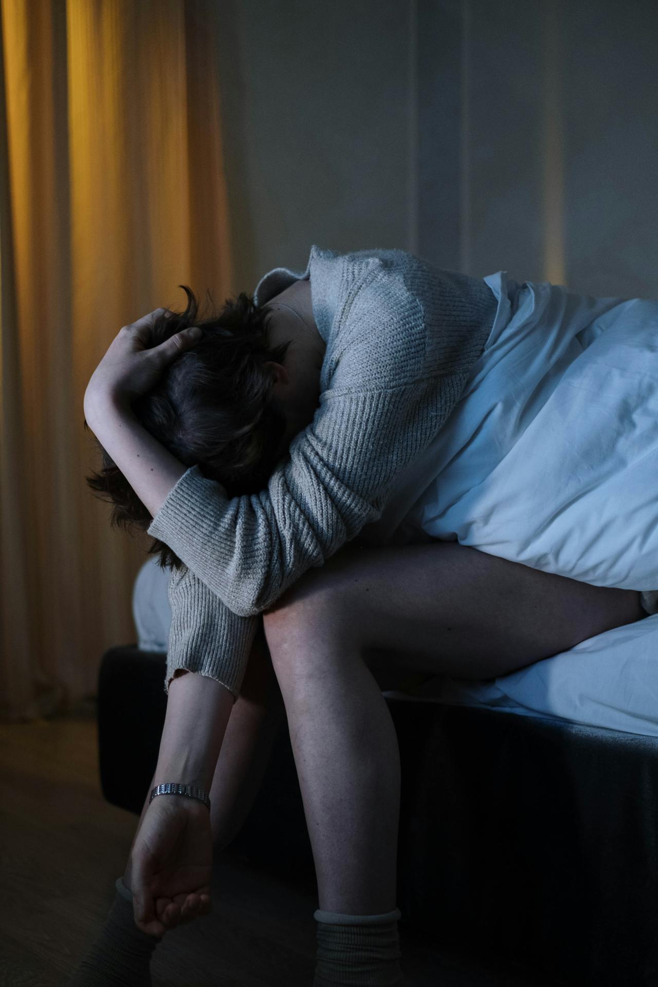 Una mujer deprimida sentada en su cama | Fuente: Pexels