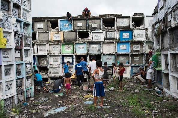 Habitantes del cementerio más grande de las Filipinas.| Imagen: Getty Images
