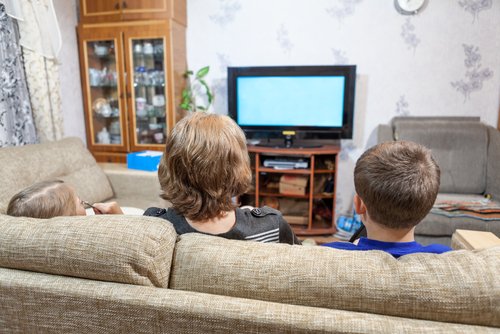 Niños viendo televisión. | Foto: Shutterstock