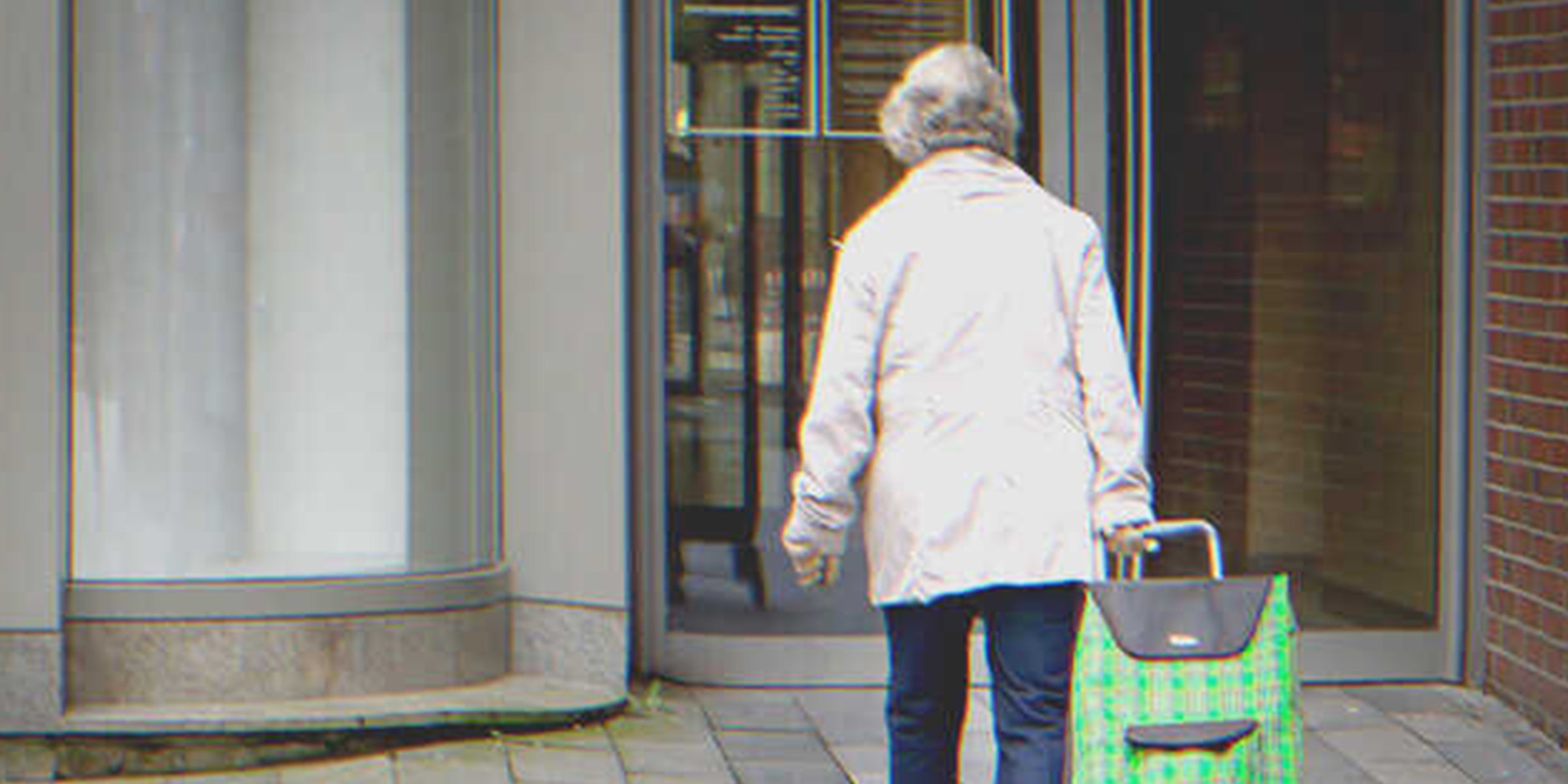 Una mujer mayor con un carro de las compras | Foto: Shutterstock