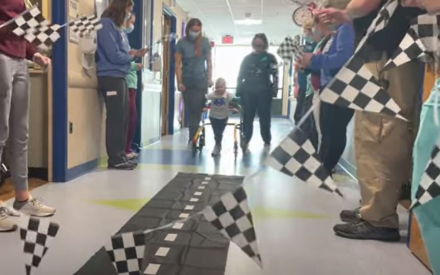 Alaric Bridgeman caminando. | Foto: Captura de Youtube/AkronChildrens